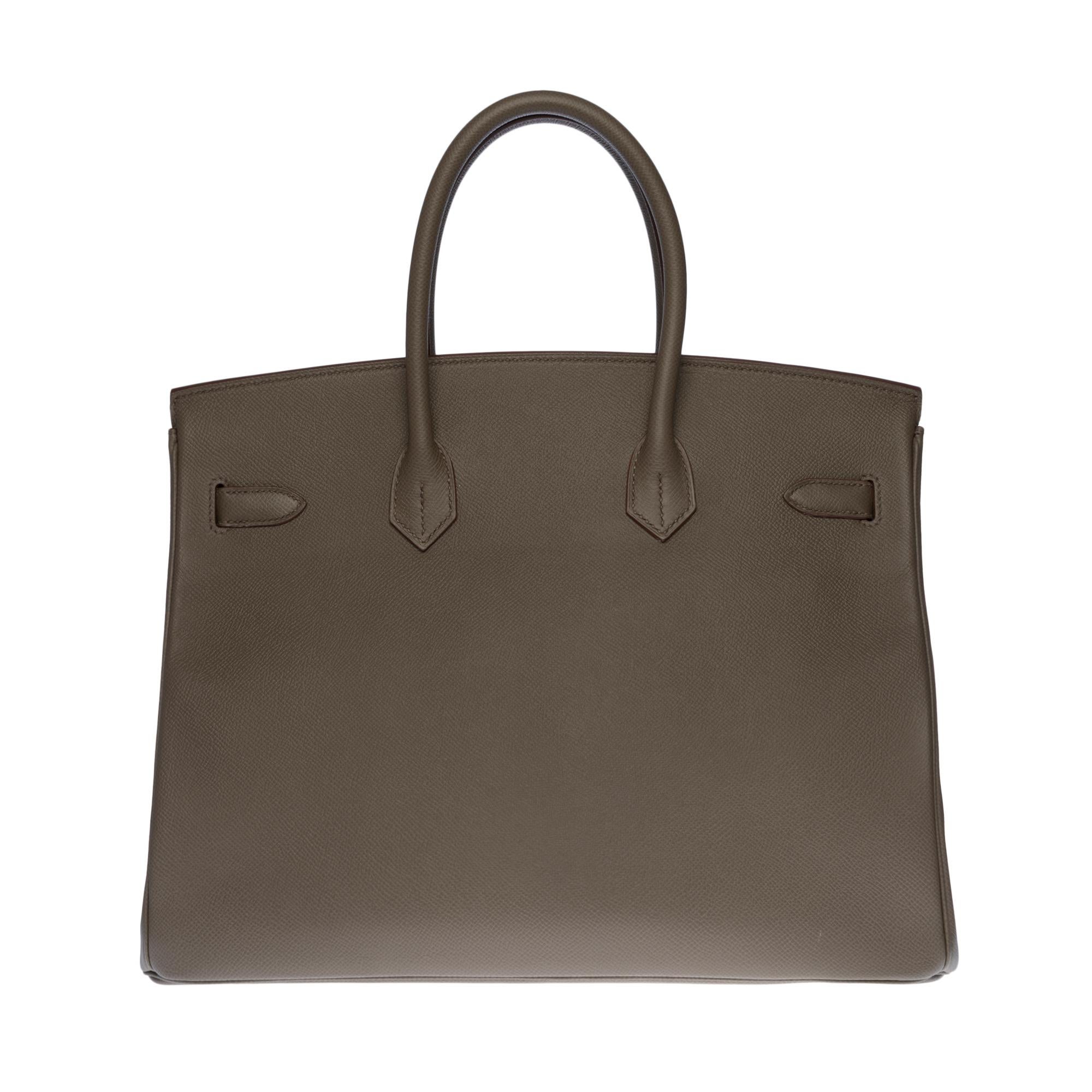 Beautiful Hermes Birkin 35 cm handbag in grey Epsom Etain leather, palladium silver metal hardware, double handle in grey leather allowing a handheld.

Closure by flap.
Lining in grey leather, a zipped pocket, a patch pocket.
Signature: 