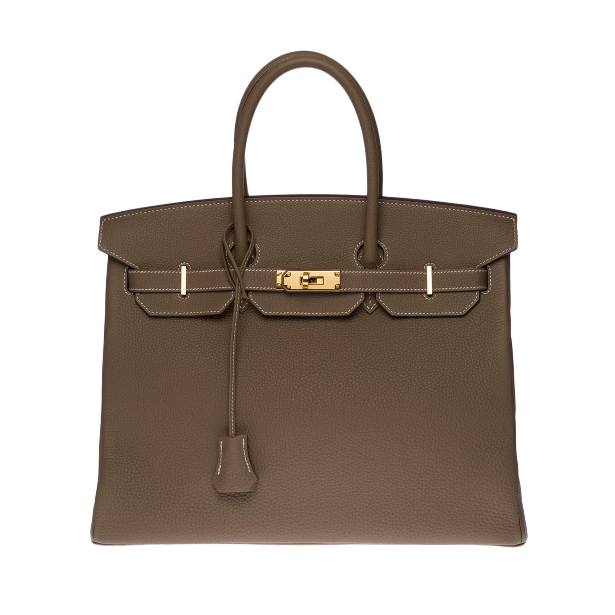 Beautiful Hermes Birkin 35 cm handbag in étoupe Togo leather , gold plated metal hardware, double handle in grey leather allowing a hand carried.

Closure by flap.
Lining in grey leather, a zipped pocket, a patch pocket.
Signature: 