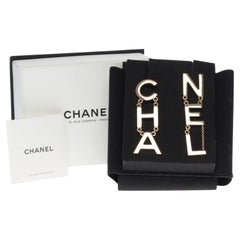 Brandneu / FW2019/ Chanel Earings "CHA"" &amp; ""NEL"" in Silberbeschlägen