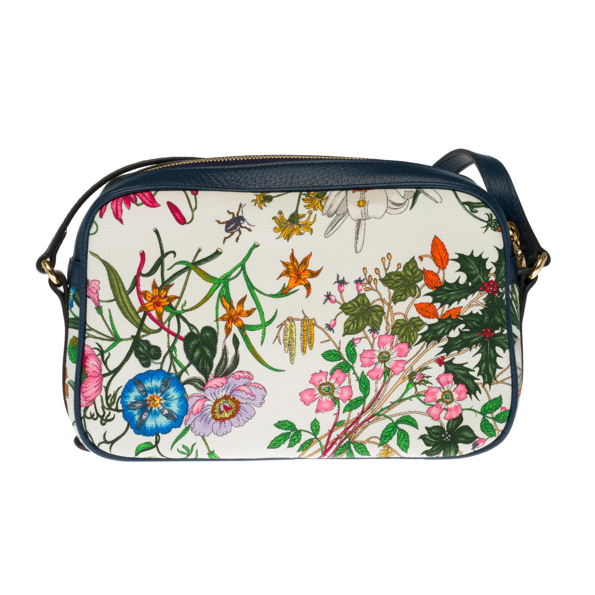 
GUCCI
Canvas Flora Floral Shoulder Bag White Blue Agata Mulitcolor
This stylish crossbody is crafted of ivory canvas with printed multicolor florals and navy blue leather trim. The bag features an external flap pocket and an adjustable shoulder
