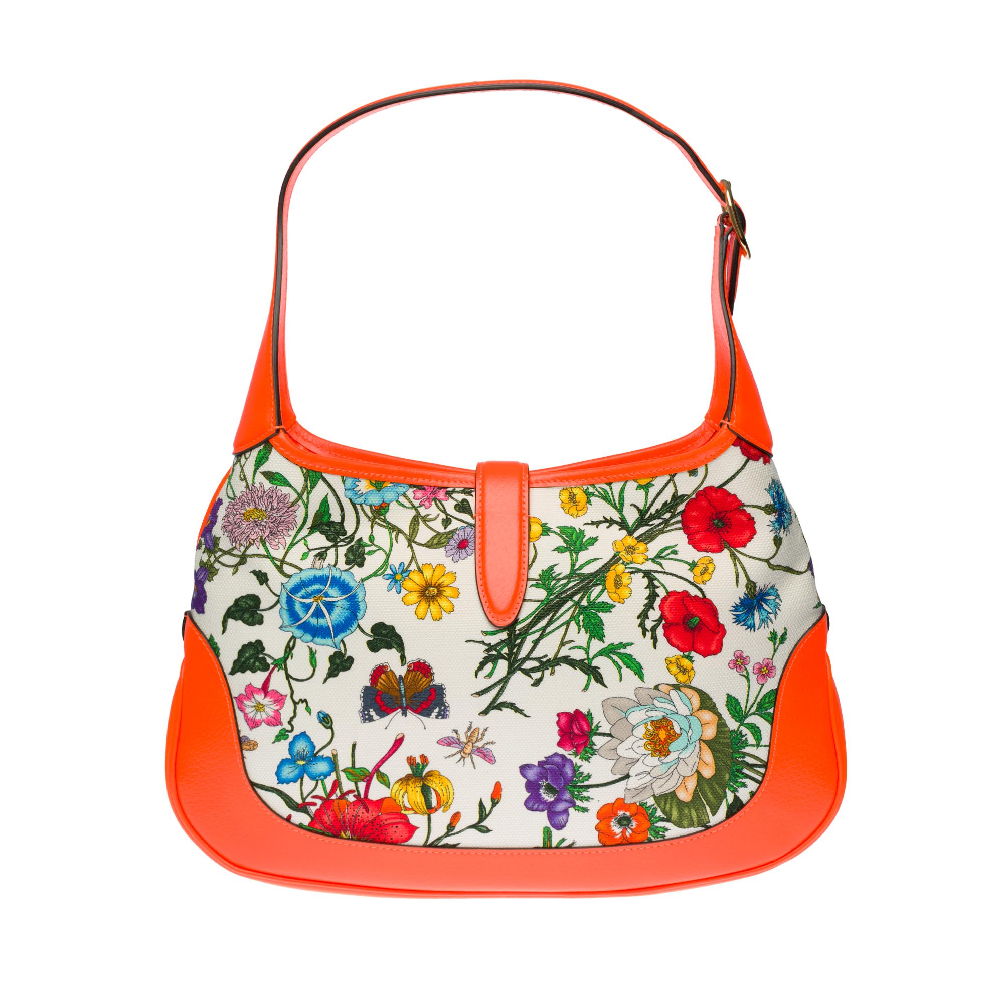 Gucci Jackie Flora Bag

Floral shoulder bag with adjustable shoulder strap, leather hardware and floral print.
Colour: Orange.
Manufacture: Italy
Composition
Exterior: 100% canvas, 100% leather
Lining: 100% Cotton, 100% Linen

Dimensions:
Width 33,5
