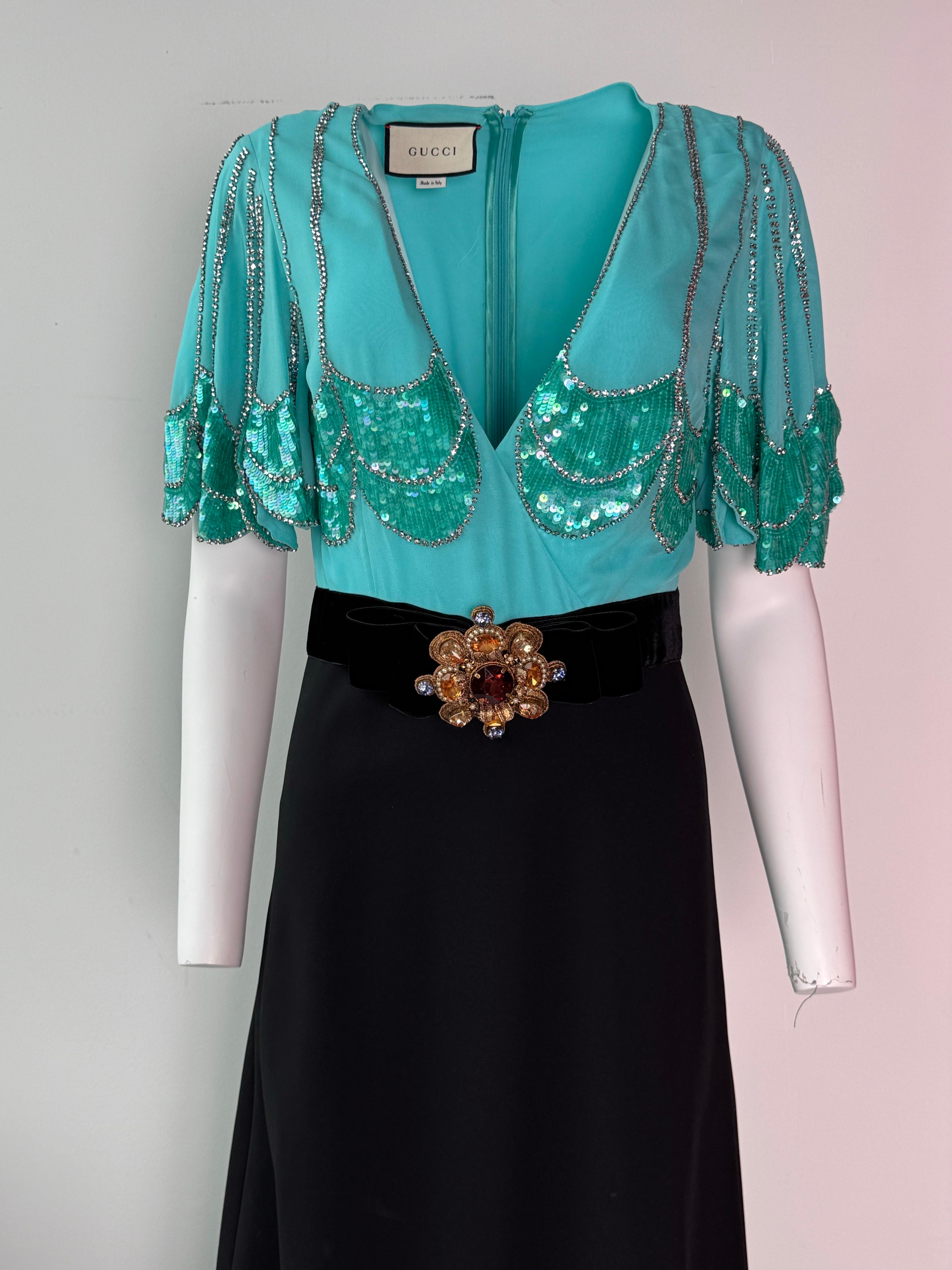 Women's Brand New Gucci Petal Sleeve Deep V-neck Gown sz M For Sale