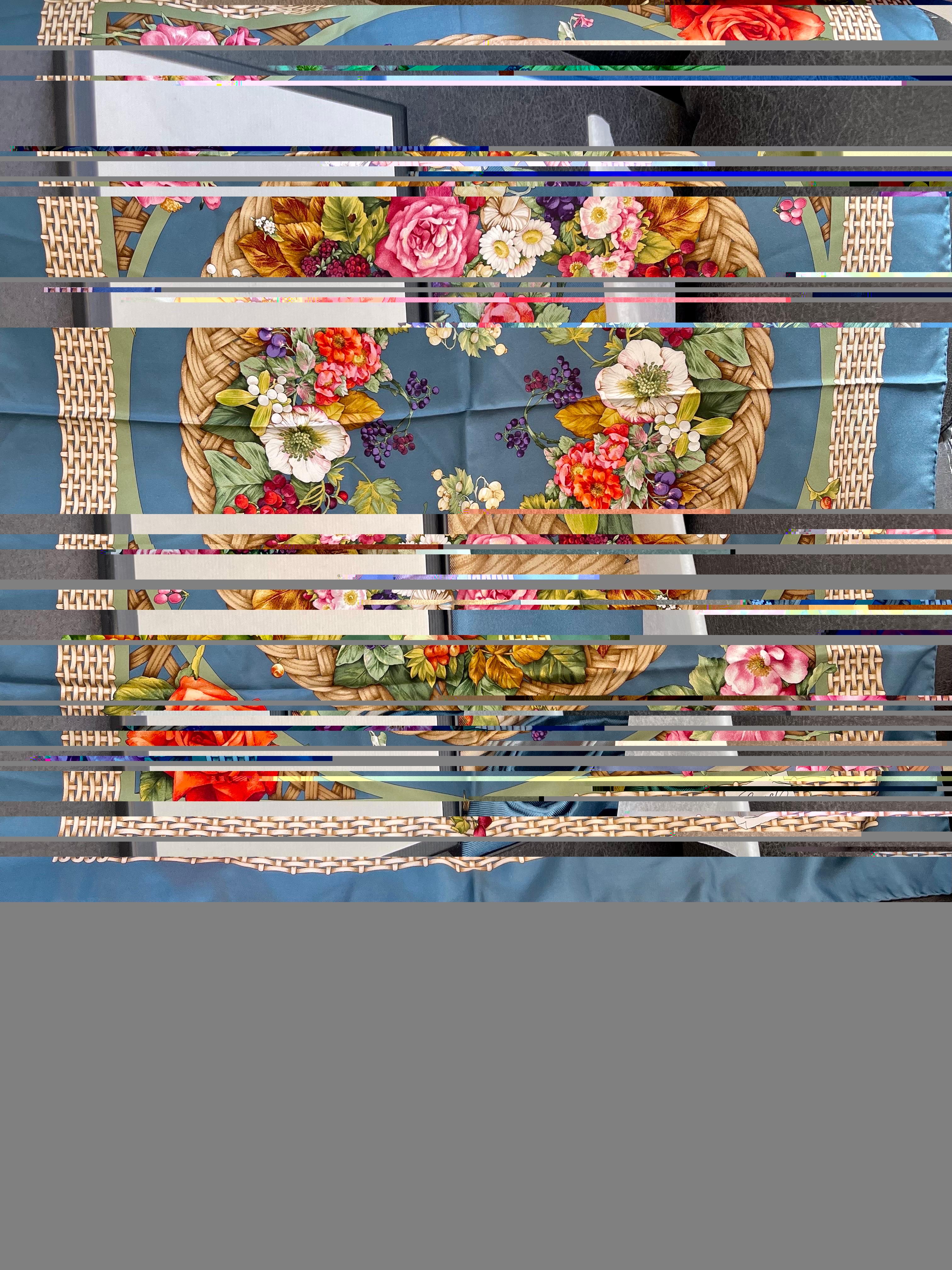 Nuova sciarpa quadrata floreale in seta GUCCI Fiori blu e multicolore in una scatola Gucci
Questa sciarpa di seta, che fa parte di una collezione speciale con accenti color pastello, è caratterizzata da  i design più caratteristici della Casa. Lo