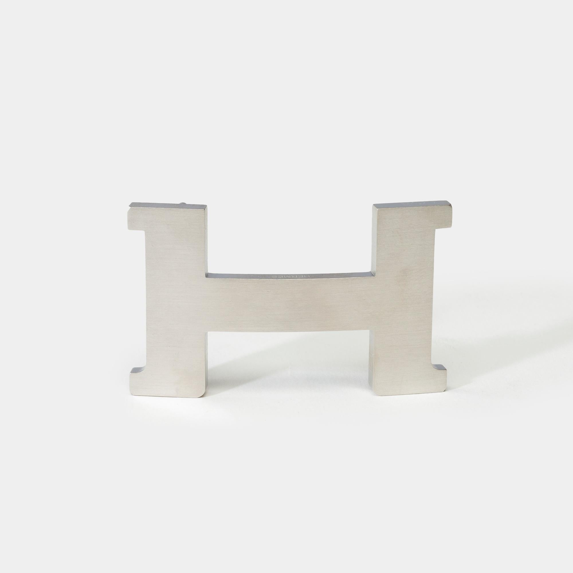 Constance​ ​HERMES​ ​2​ ​GM​ ​42​ ​mm​ ​brushed​ ​silver​ ​metal​ ​buckle​ ​
Material​ ​:​ ​metal
Colour:​ ​silver
Signature:​ ​