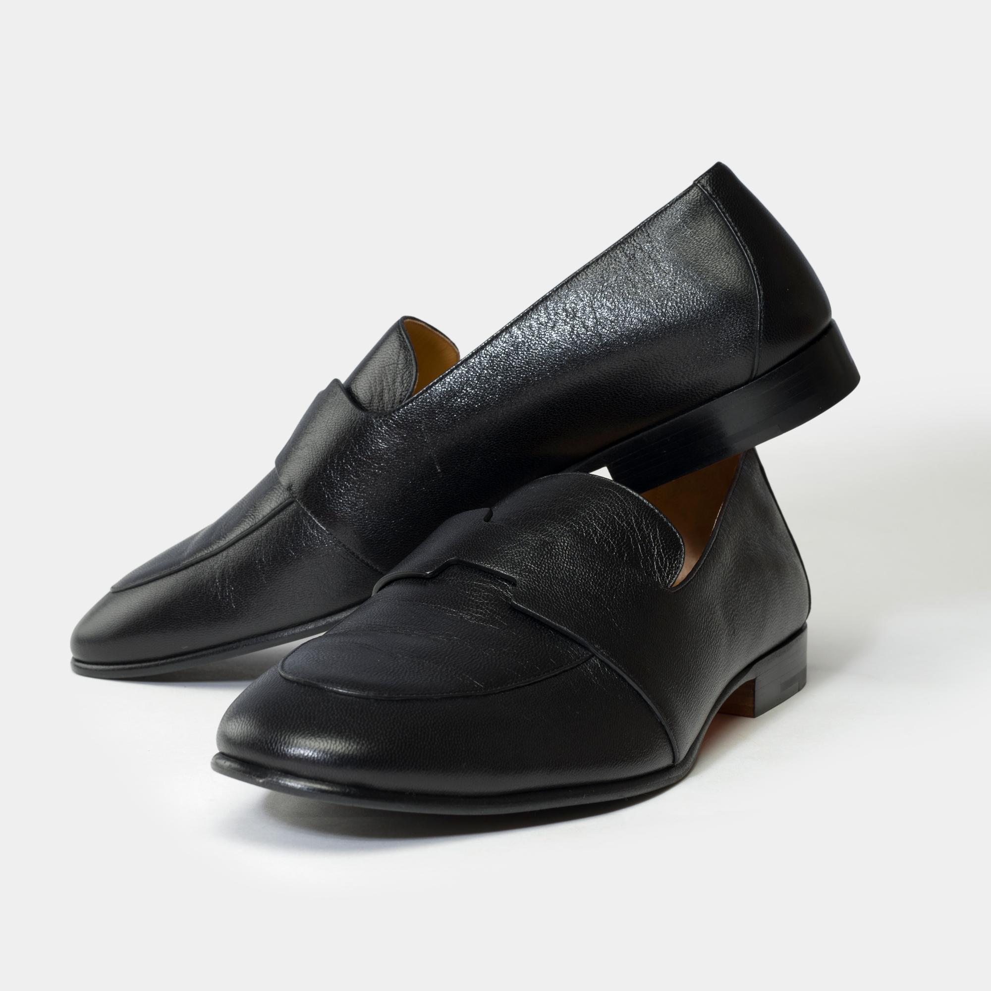 Hermès​ ​Ancora​ ​soft​ ​goat​ ​loafer,​ ​cut​ ​out​ ​«H»,​ ​for​ ​a​ ​casual​ ​look​ ​and​ ​an​ ​elegant​ ​silhouette.​ ​A​ ​men’s​ ​wardrobe​ ​essential
Orange​ ​leather​ ​sole,​ ​black​ ​rubber​ ​insert
Smooth​ ​black​ ​leather
First​ ​and​