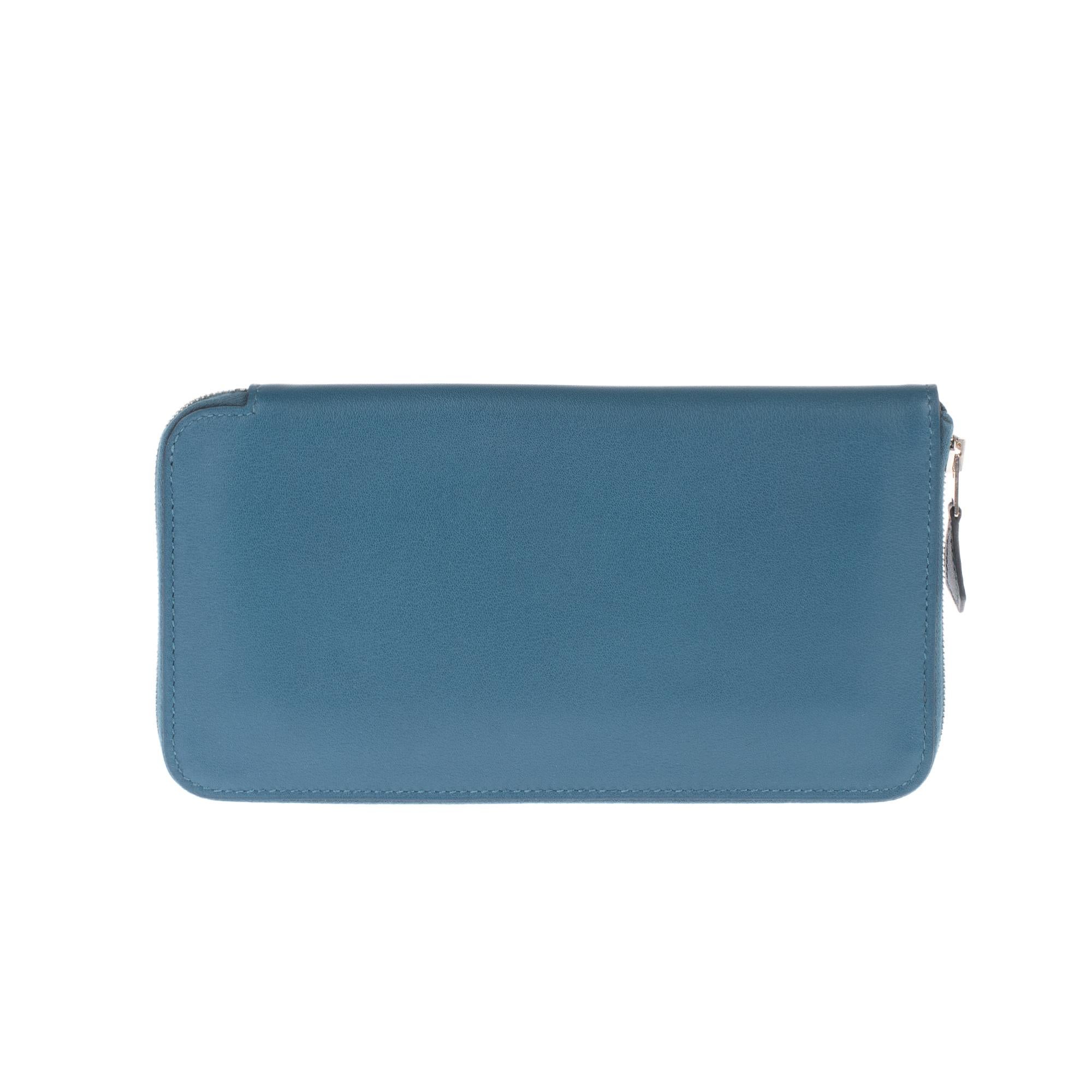 Elegant Hermès Azap wallet in blue smooth leather, palladium metal trim, carried by hand.

Zip closure.
Blue leather inner lining, 3 compartments including one zipped, 12 card slots.
Signature: 