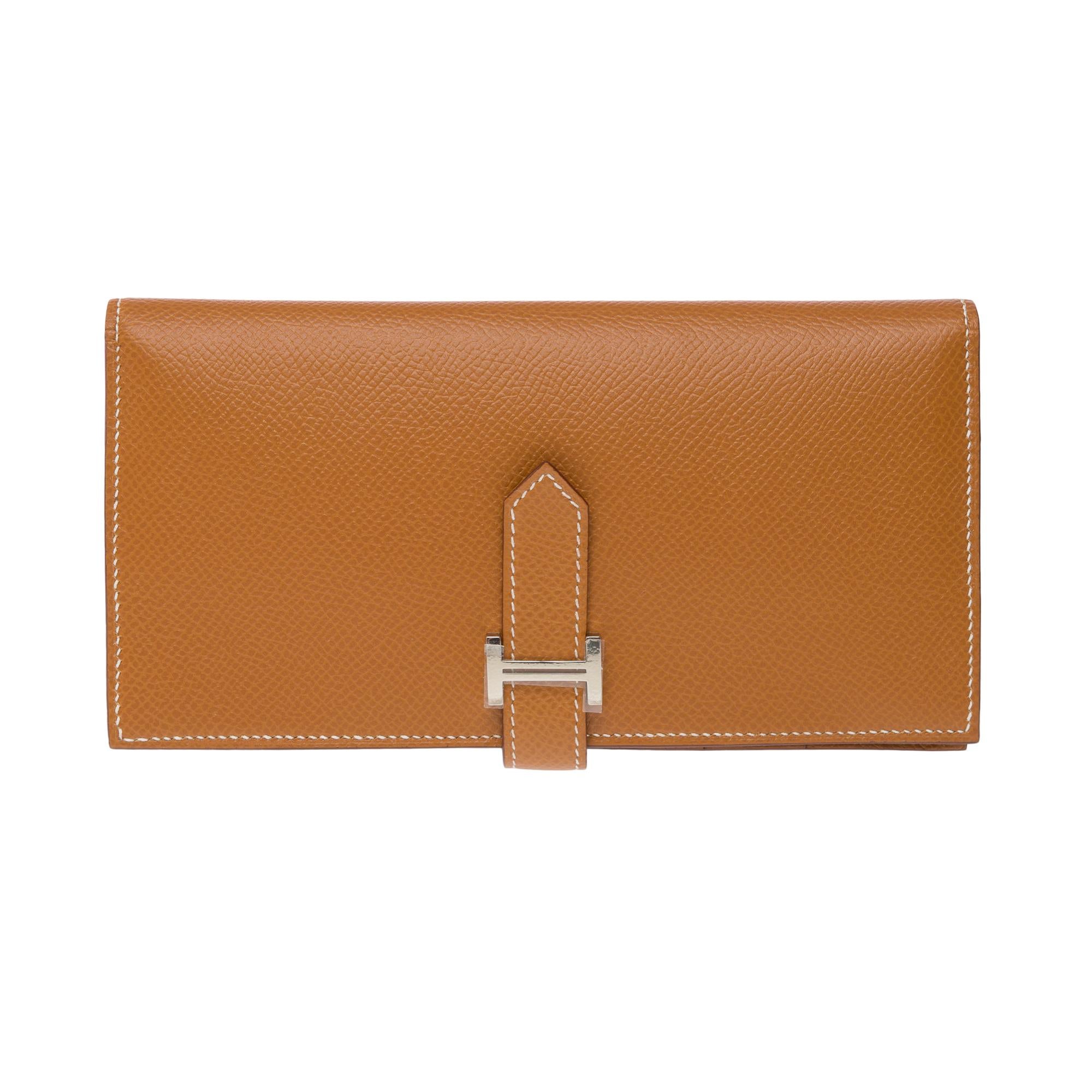 Lovely​ ​Hermès​ ​Béarn​ ​wallet​ ​in​ ​epsom​ ​gold​ ​leather,​ ​palladium​ ​silver​ ​metal​ ​trim​ ​for​ ​a​ ​hand​ ​carry

A​ ​tab​ ​closure​ ​and​ ​H​ ​closure​ ​in​ ​silver​ ​palladium​ ​metal​ ​
Interior​ ​lining​ ​in​ ​epsom​ ​gold​