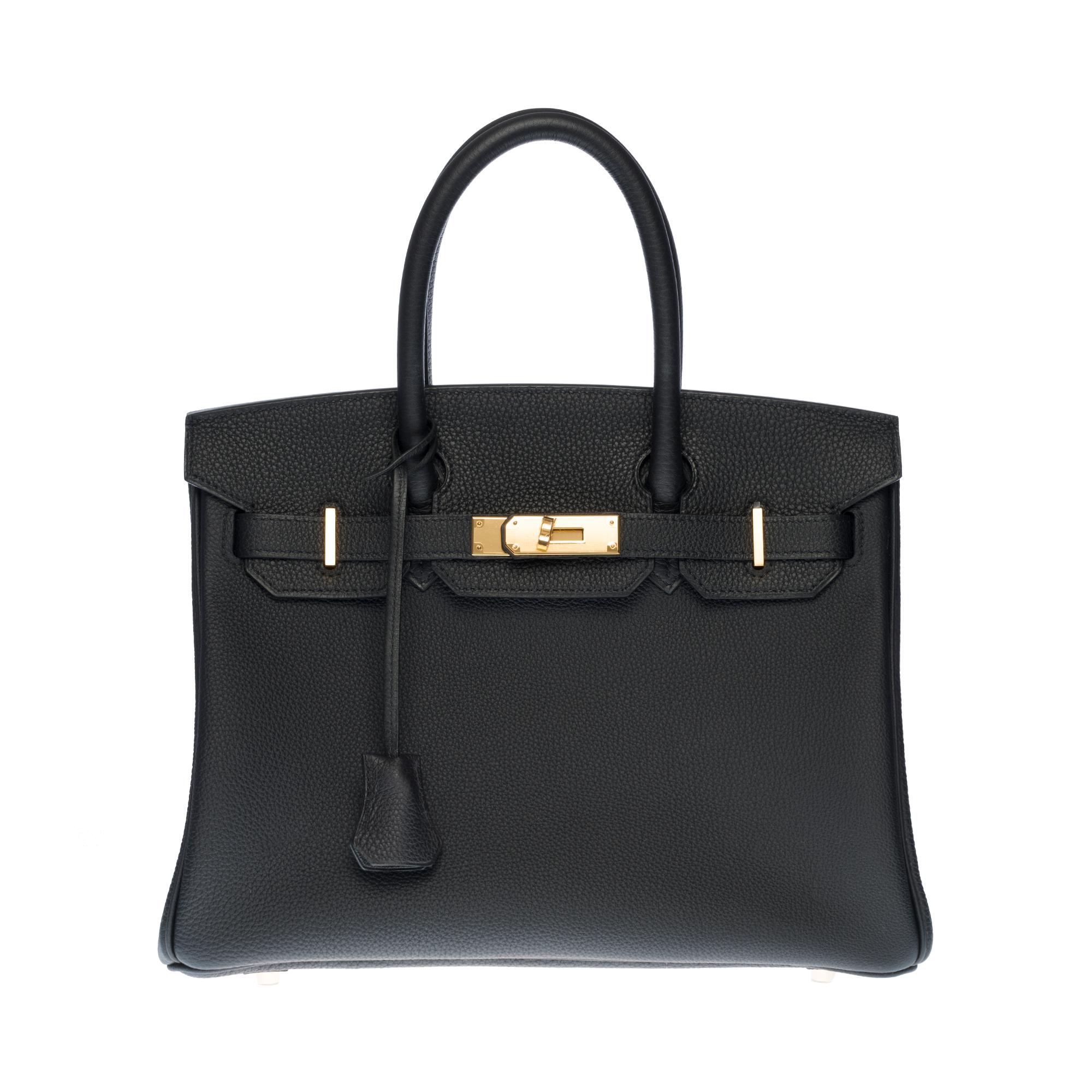 Beautiful Hermes Birkin 30 cm handbag in black Togo leather, gold-plated metal hardware, double handle in black leather allowing a handheld.

Closure by flap.
Lining in black leather, a zipped pocket, a patch pocket.
Signature: 