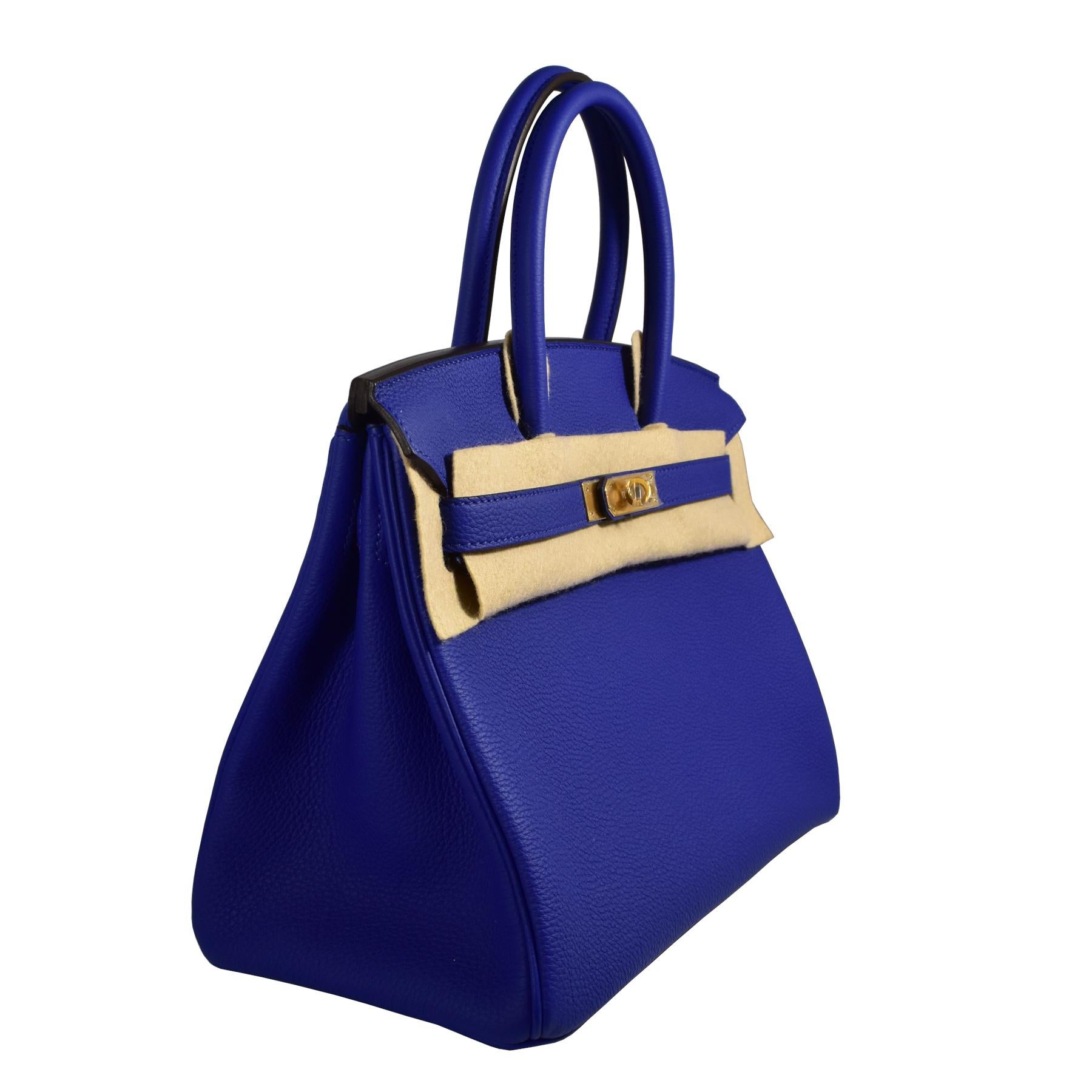 Designer: Hermes

Collection'S: Birkin 

Farbe: Electric Blue 

MATERIAL: Togo 

Höhe: 9,5  Zoll 

Länge: 11,8  Zoll

Tiefe: 6 Zoll

Staubbeutel: Ja

Enthält: 24 Monate Brilliance Jewels-Garantie 

Hermes-Schachtel 

Kaufbeleg