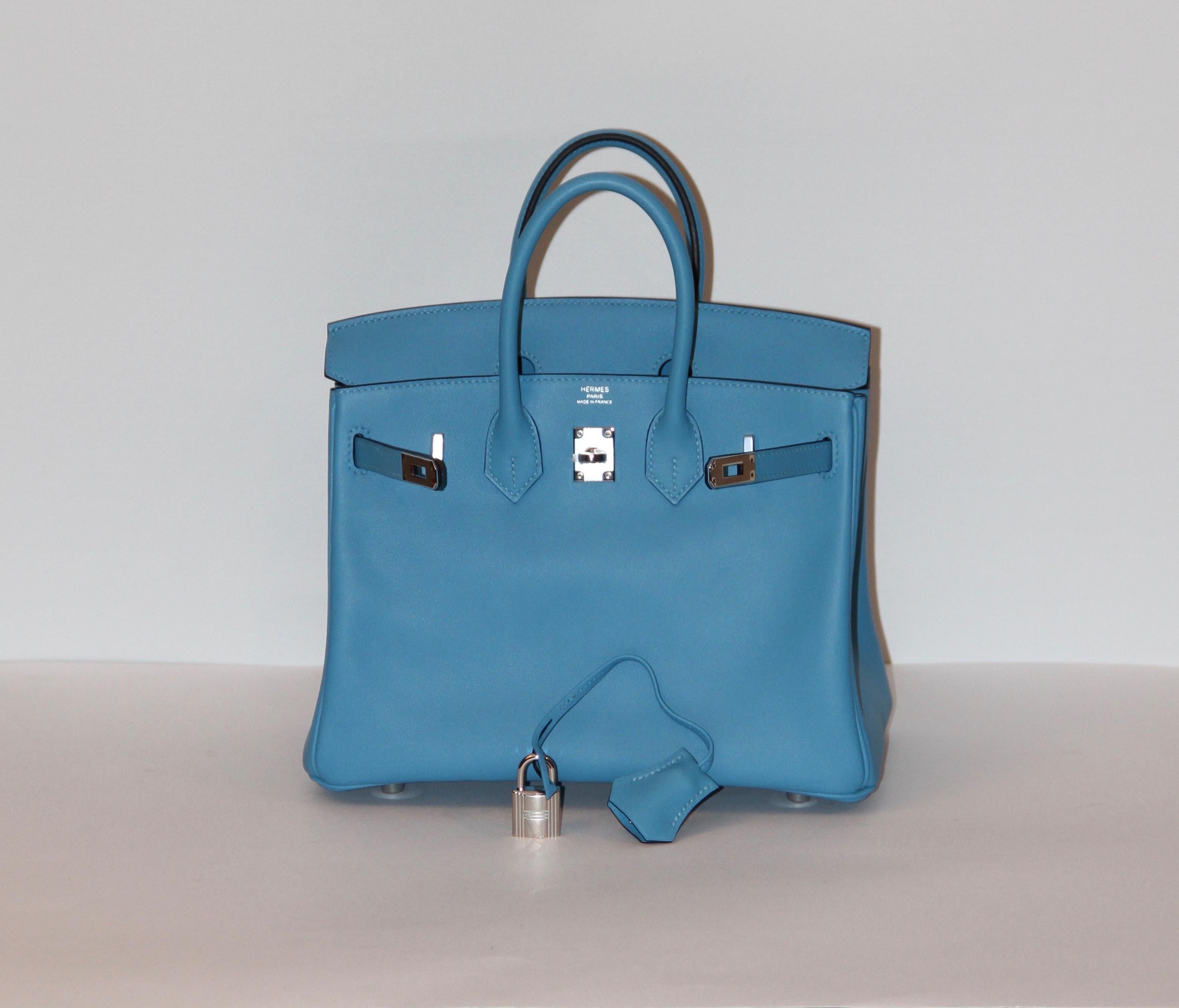 Absolutely new in its box with all accessories, this beautiful Birkin 25 is crafted in a Bleu du Nord Swift leather with white stitches.
All metal parts are made of  Palladium. (covered with plastic) 

Year: June 2019
Material: Swift leather
Color: