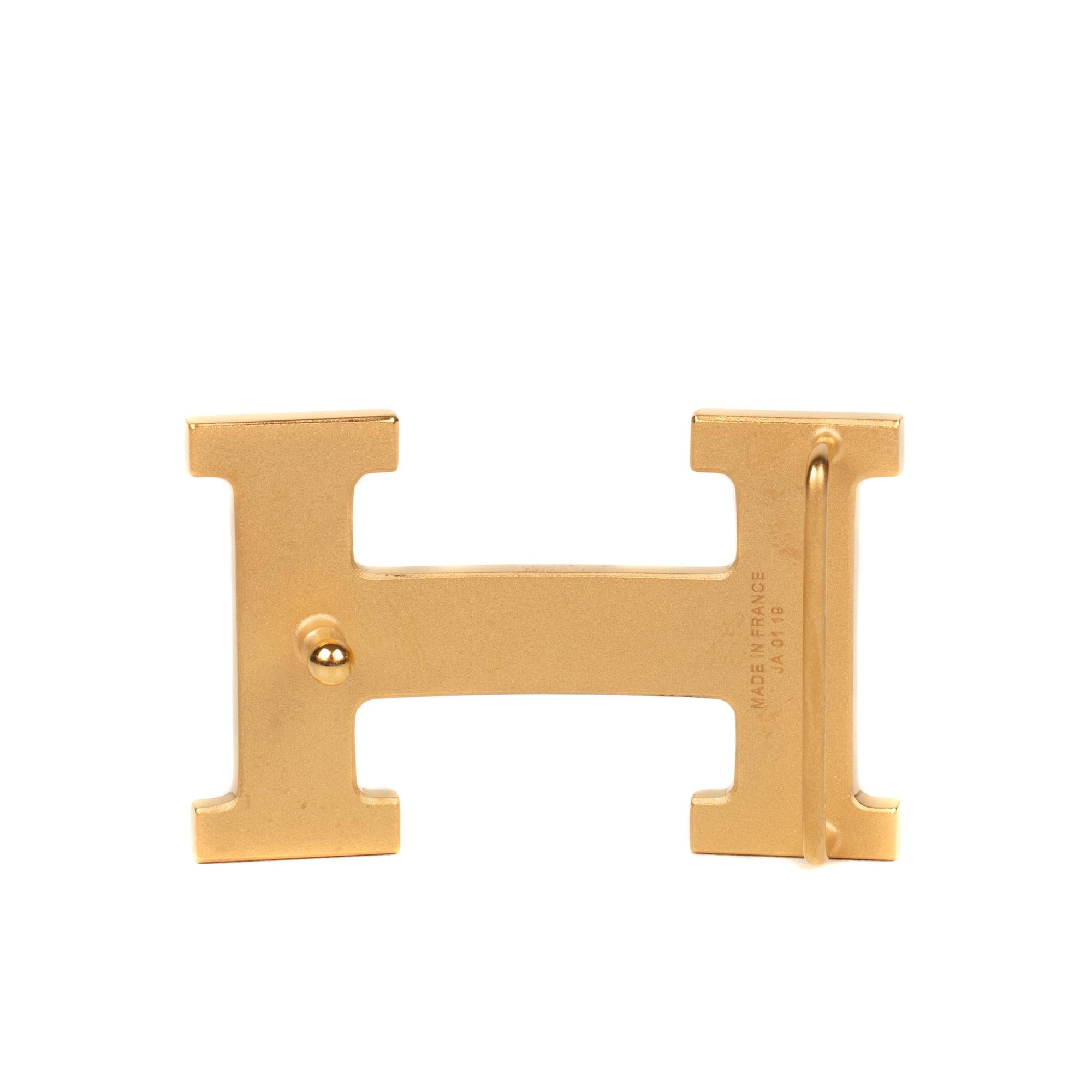 Type: Belt buckle 
Brand: Hermès
Model: Calandre
Material: Shiny steel
Color: Golden
Signed HERMES on the slice 
Form: HPour leather link 3.2 cm wide (leather link not included)
Dimensions: H: 3.7 x W: 6 x D: 1.4 cm
Never worn