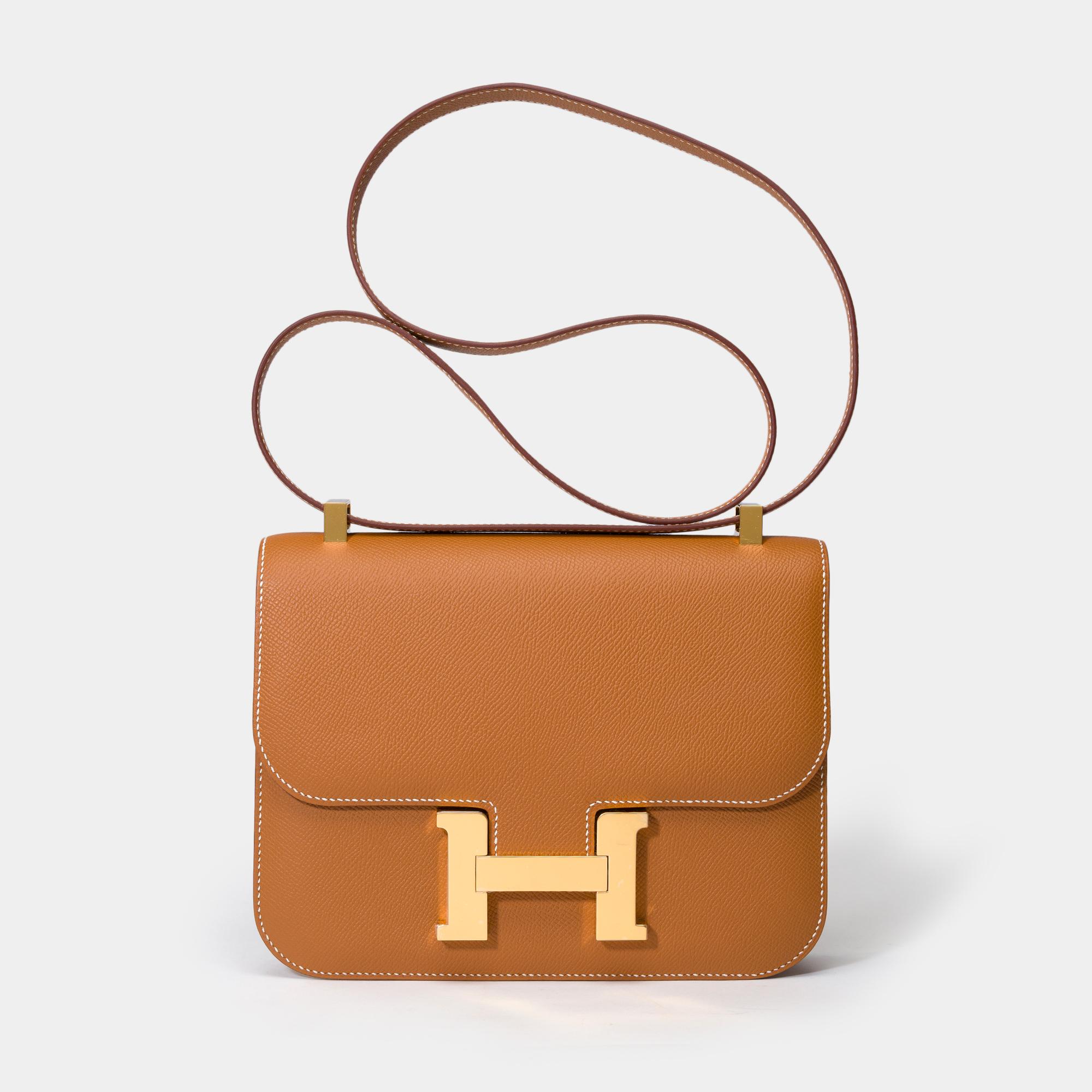 Amazing Hermès Constance 23 shoulder bag in Epsom Gold Calf, gold plated metal trim, a shoulder strap in epsom gold leather allowing a shoulder or crossbody carry

Logo closure on flap
Gold leather lining, two compartments, one patch