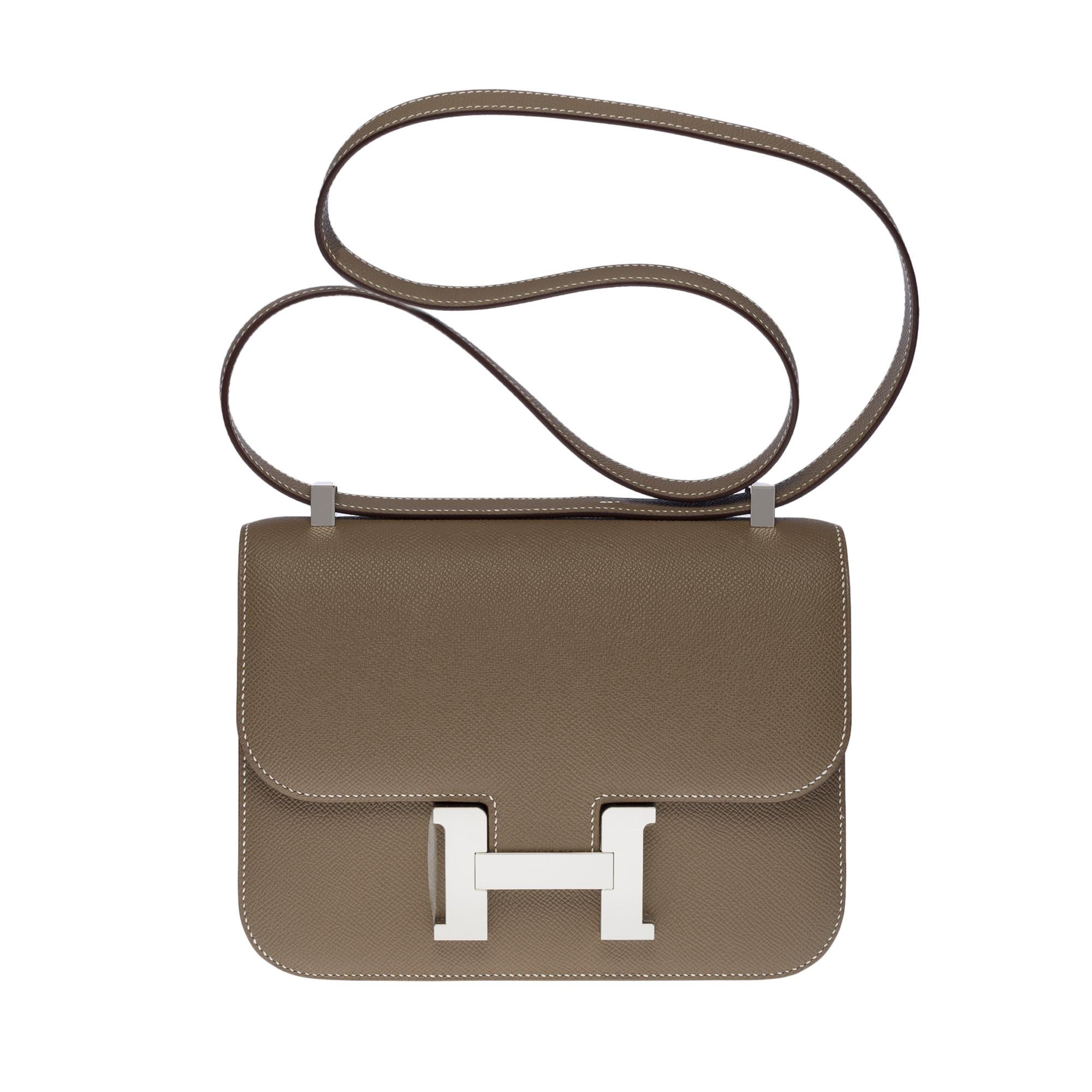 Brand New - Fresh Store

Magnificent Hermès Constance 24 shoulder bag in etoupe epsom calf leather with white stitching, palladium silver metal hardware, a removable courtesy mirror, a shoulder strap in grey leather allowing a shoulder or shoulder