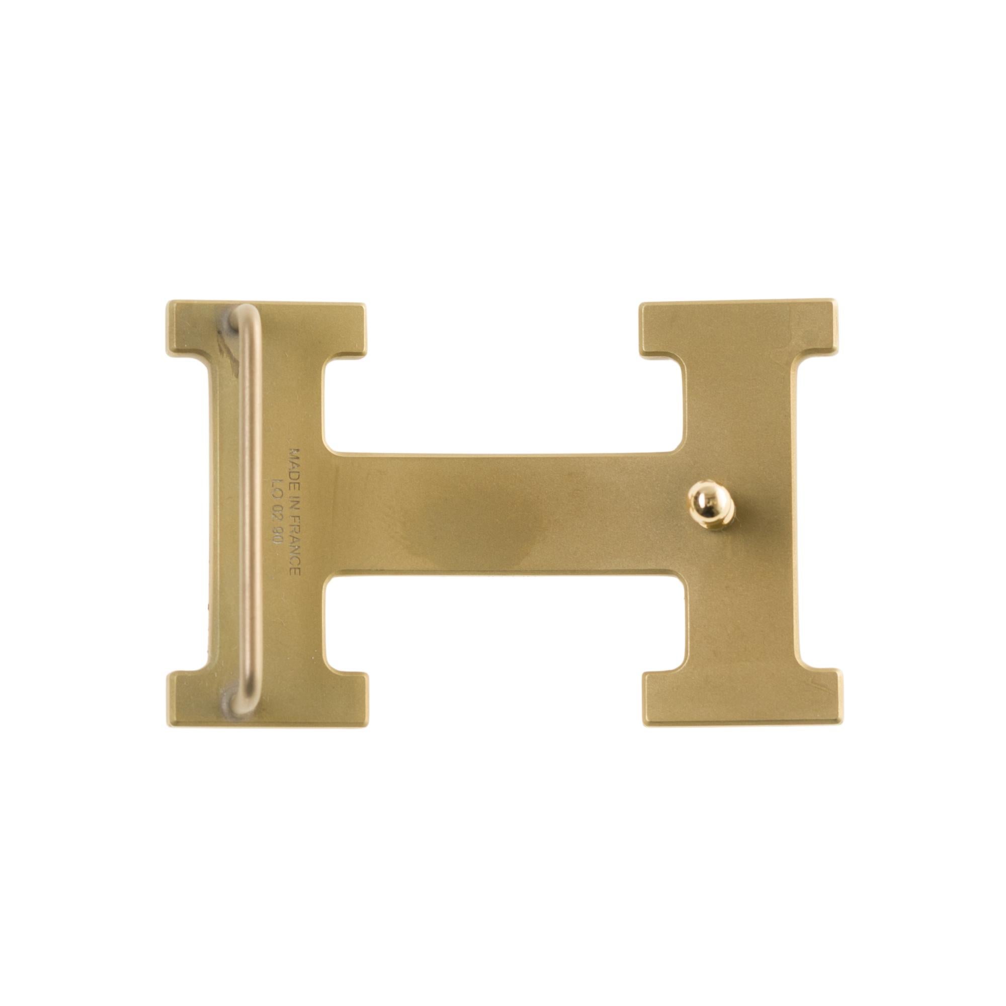 Type: Belt buckle
Brand: Hermès
Model: 5382
Material: matt PVD-plated metal
Colour: Gold
Signed HERMES on the tranche
Form: H
For 3.2 cm wide leather link (leather link not provided)
Dimensions: H: 3.7 x W: 6 x D: 1.4 cm
Brand new - Sold with