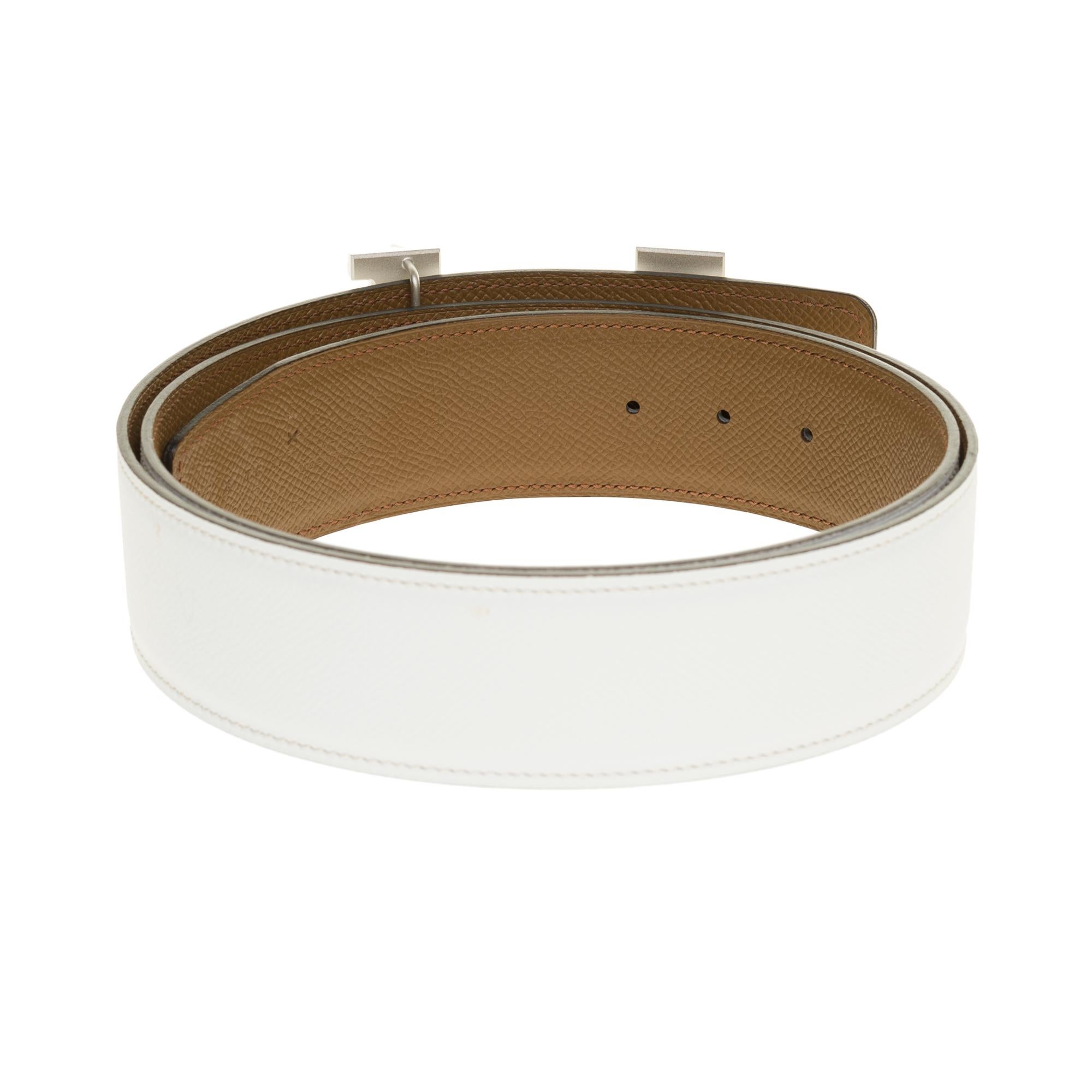 Beautiful Hermes Reversible wide belt in white epsom leather/ Epsom taupe.
Large buckle (8,5) in new brushed silver metal (with plastic).
Size: 95.
Signature: Hermès Paris, Made in France.
Stamp X (private sales).
Dimensions: 4 cm * 95 cm.

Brand
