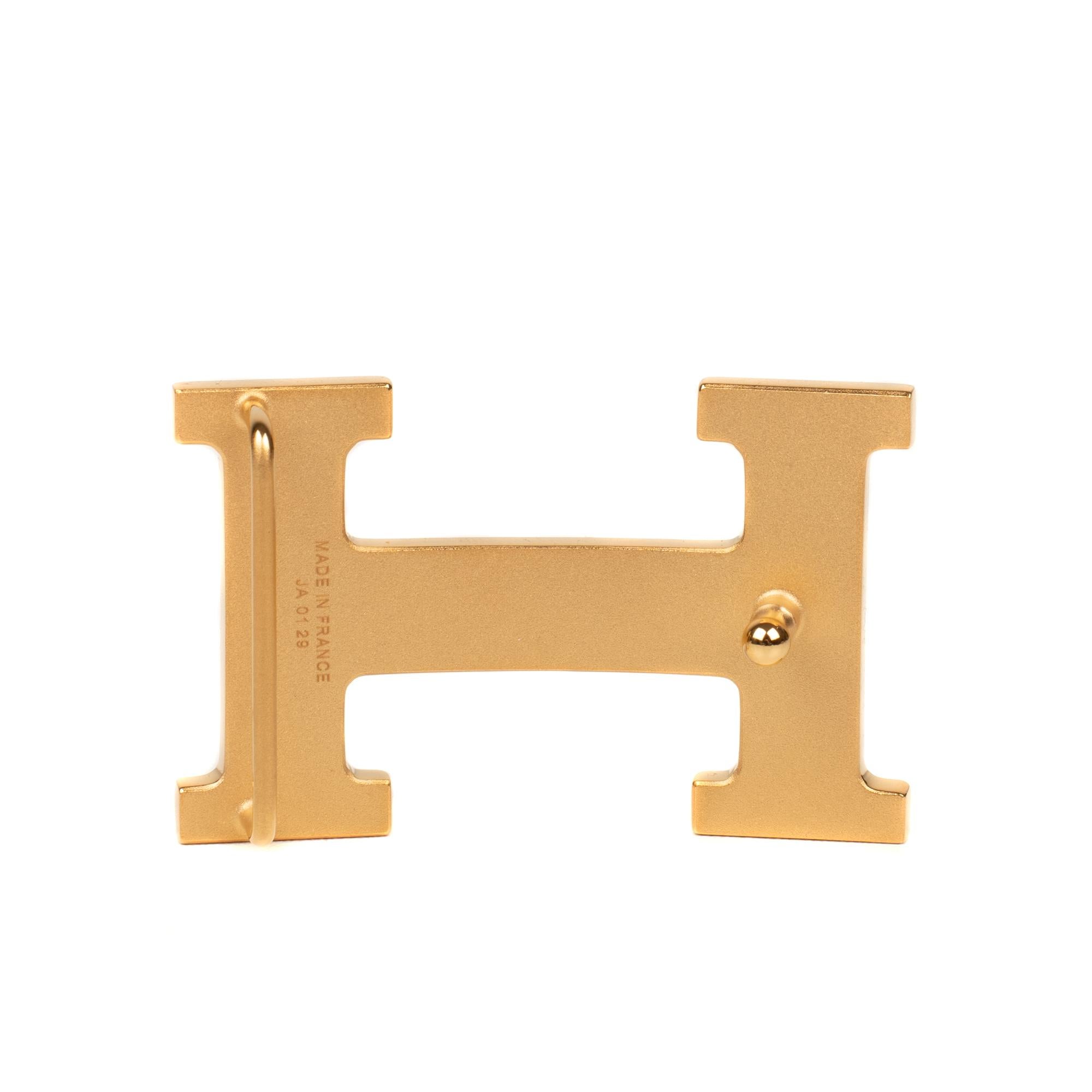 Type: Belt Buckle
Brand: Hermès
Model : Constance
Material : Steel
Color : Shiny Gold
Signature: Hermès
For a leather of 3.2 cm 
Dimensions : H: 3.7 x L: 6 x P: 1.4 cm
Pristine Condition- Sold with dustbag.