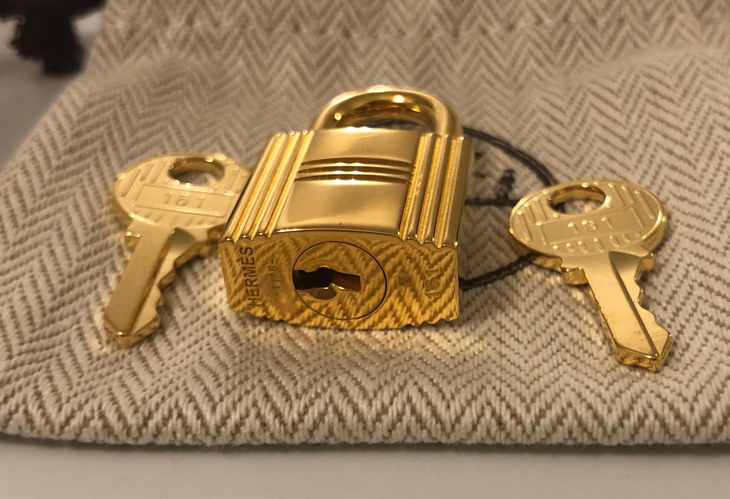 Hermès gold plated padlock.
Dimensions: 3.7 * 2 * 1
Number of padlock: 161
Sold with 2 keys and dustbag.
Brand new.