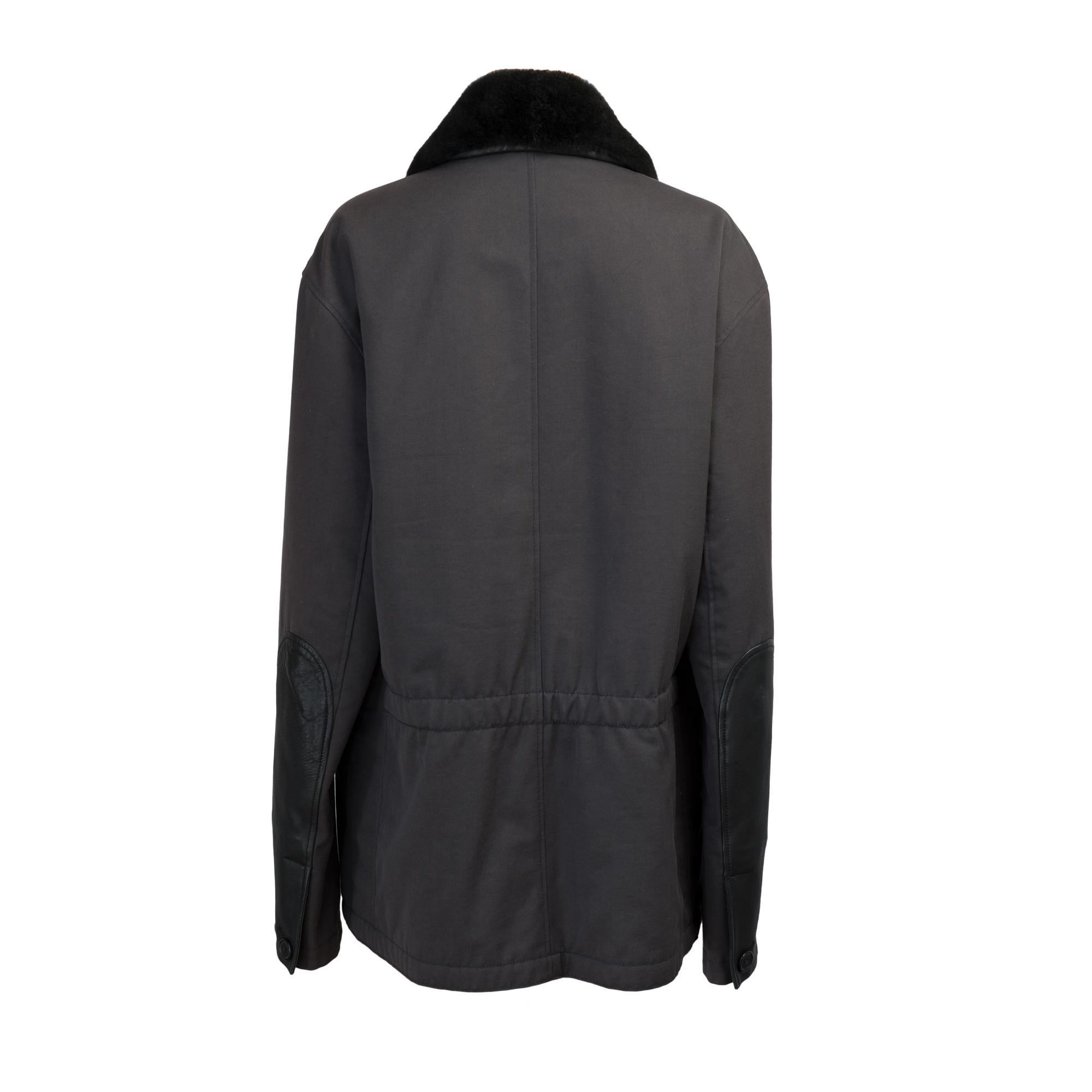 Beautiful Hermès man jacket in black canvas, partly leather and silver metal hardware
Removable collar in ragondin and leather
Composition: Cotton, wool, calf and lamb leather, polyester
Size: 52
Shoulder width: 50cm
Handle length: 62cm
Quilted