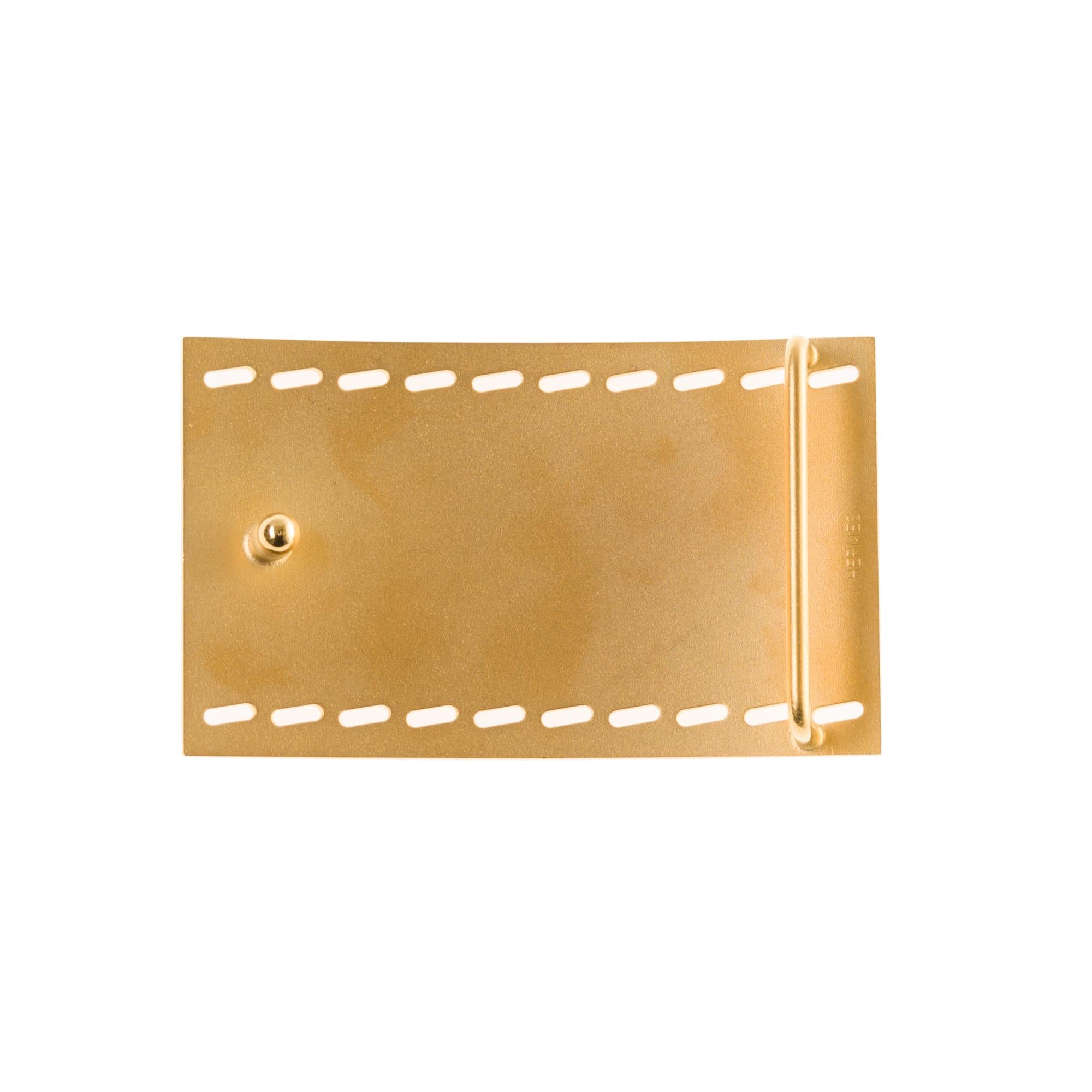 Type: Belt buckle 
Brand: Hermès 
Material: Gold-plated metal with bias pattern
Colour: Gold 
Signed HERMES 
Shape: rectangle
For 3.2 cm wide leather link (leather link not provided) 
Dimensions: H: 3.7 x W: 6.3 x D: 1.4 cm 
In Excellent condition -