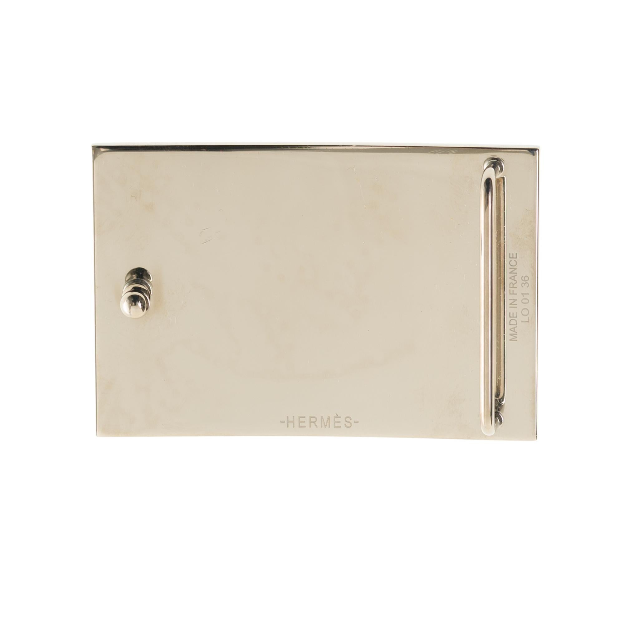 Type: Belt buckle 
Brand: Hermès 
Material: Silver striped metal
Colour: Silver
Signed HERMES 
Shape: rectangle
For 3.2 cm wide leather link (leather link not provided) 
Dimensions: H: 3.7 x W: 6 x D: 1.4 cm 
In Excellent condition - Sold with