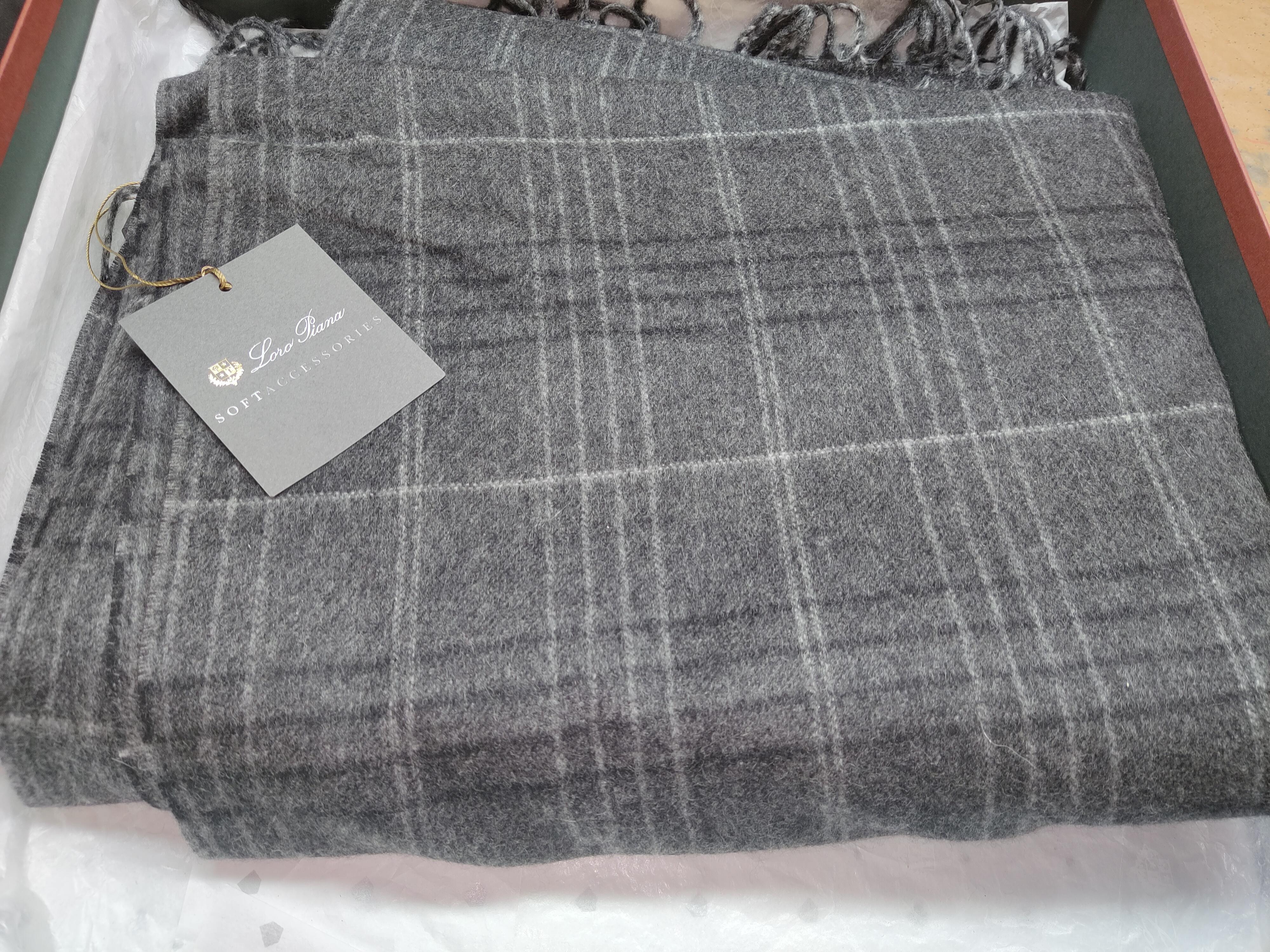 Brand new in box 100% Cashmere Loro Piana Blanket (Queen Size 75X60