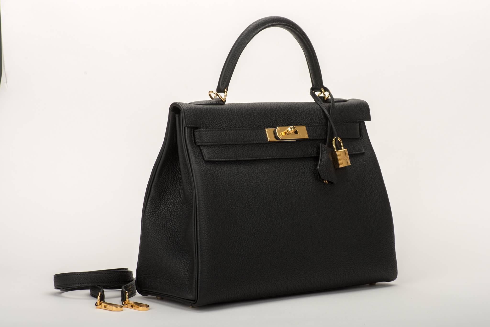 Hermès Kelly retourne 32cm in black togo leather and gold tone hardware. Handle drop, 3.5