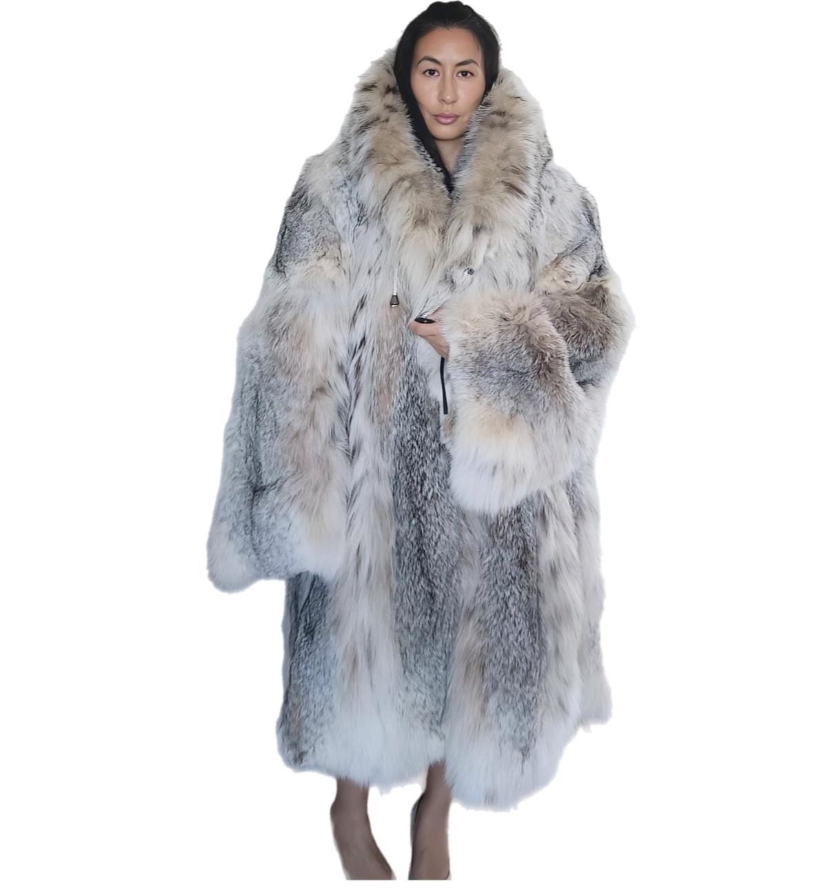 Gray Brand new lightweight Canadian lynx fur coat with detachable hood size 24 XXL For Sale