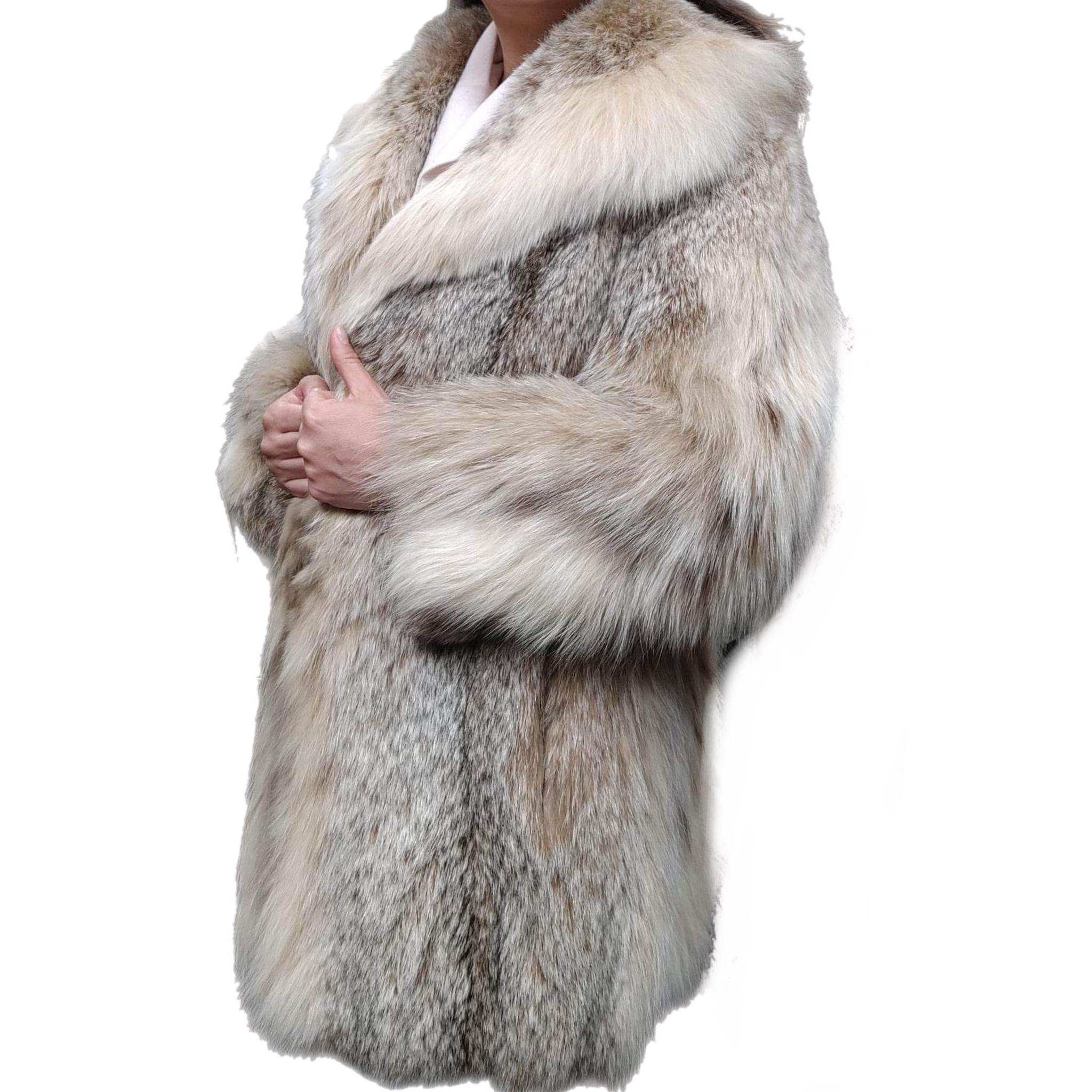 Brand new lightweight lynx fur coat size 10 In New Condition For Sale In Montreal, Quebec