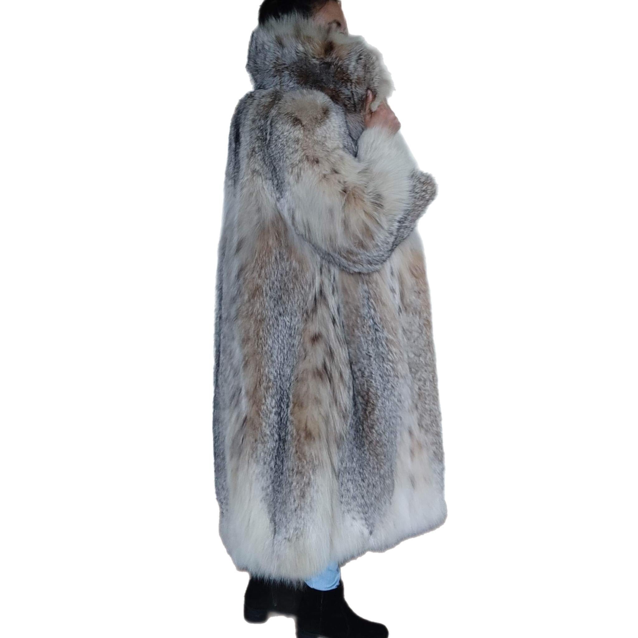 Brand new lightweight lynx fur coat size 12-14 In New Condition For Sale In Montreal, Quebec