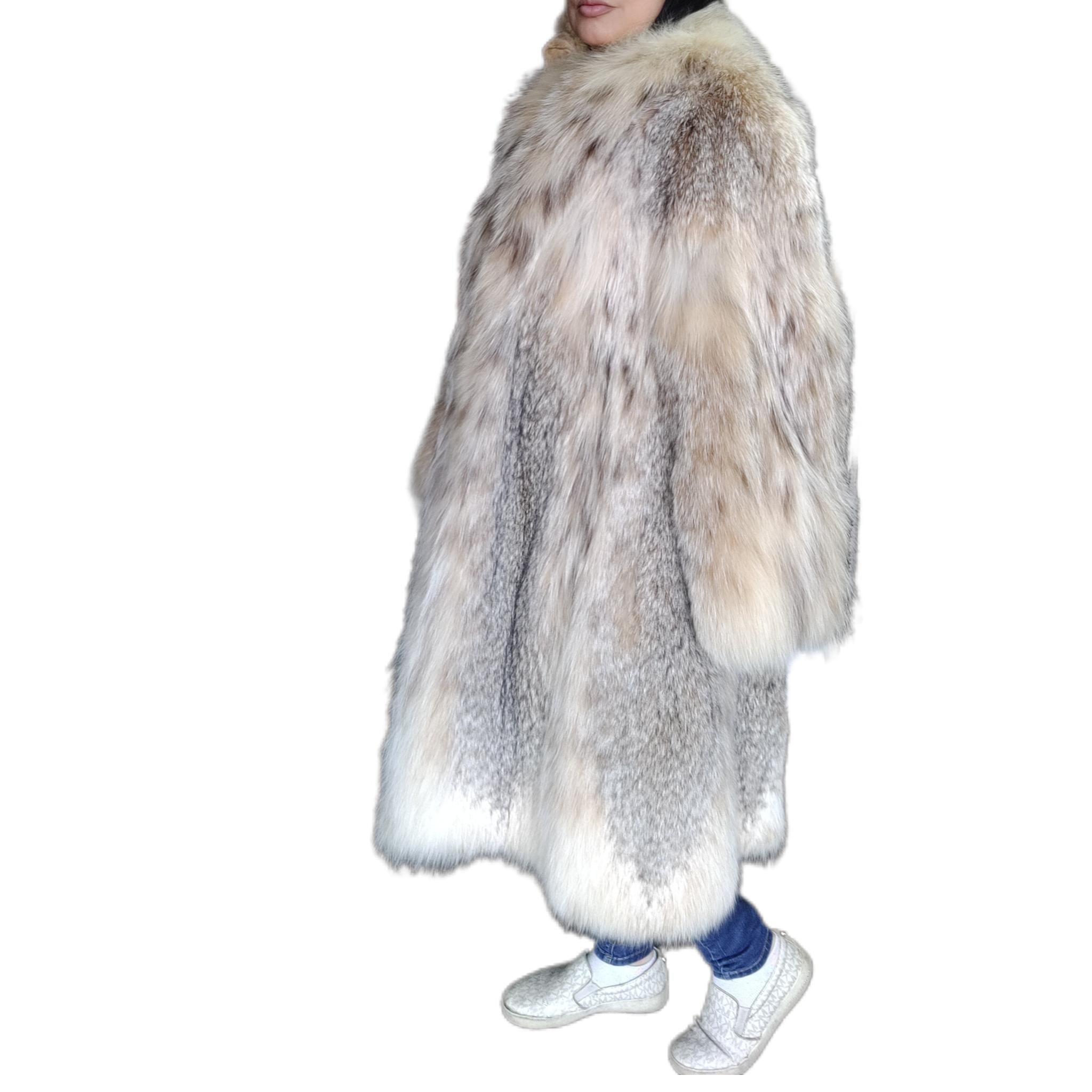 DESCRIPTION : Manteau de fourrure de lynx canadien neuf, taille 14 L

Col tailleur, manches droites, peaux souples, belle fourrure fraîche, fermoirs européens allemands pour la fermeture, deux poches fendues, belles grandes peaux pleines en état