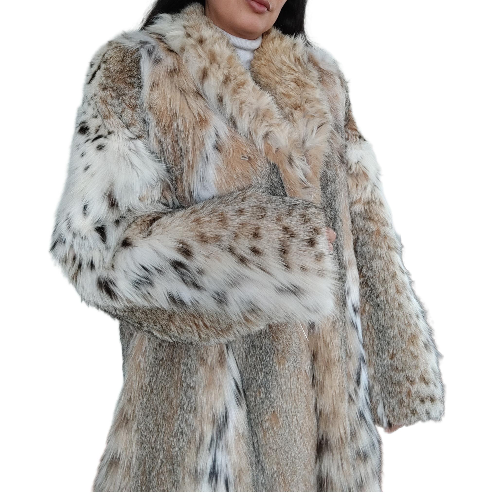 DESCRIPTION : Brand new Canadian lynx fur coat size 14 L

Tailored collar, straight sleeves, supple skins, beautiful fresh fur, european german clasps for closure, too slit pockets, nice big full pelts skins in new equisite condition.

Condition: