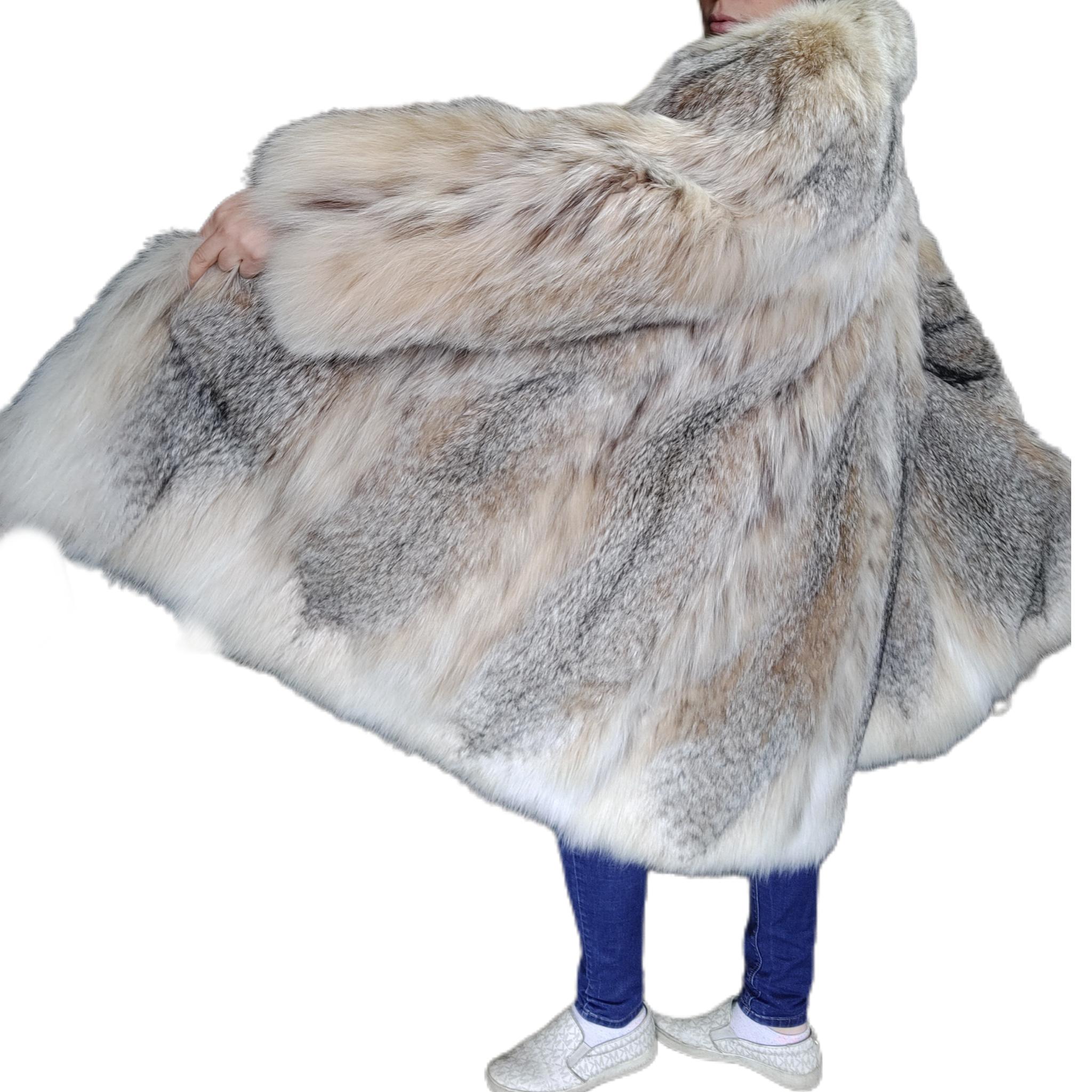 Brand new lightweight lynx fur coat size 14 L In New Condition In Montreal, Quebec