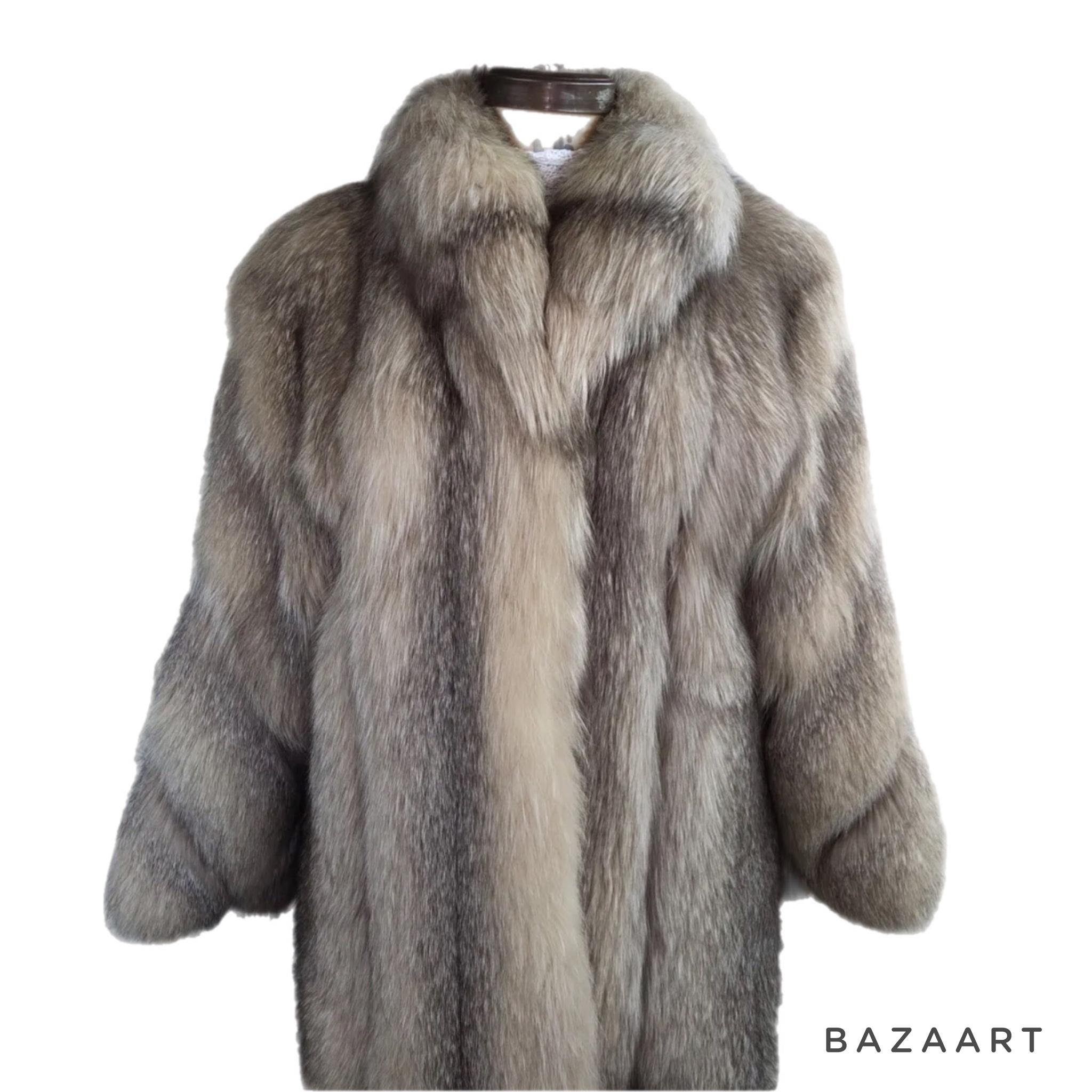 Brand new lightweight saga crystal fox fur coat size 12 L In New Condition In Montreal, Quebec