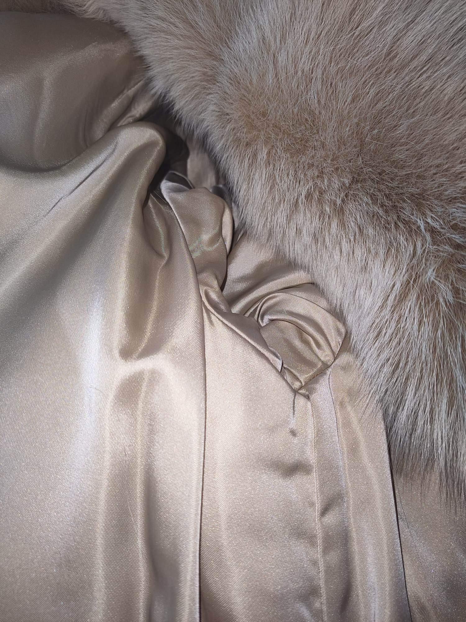 Brand new lightweight saga fox fur coat size 8 For Sale 12