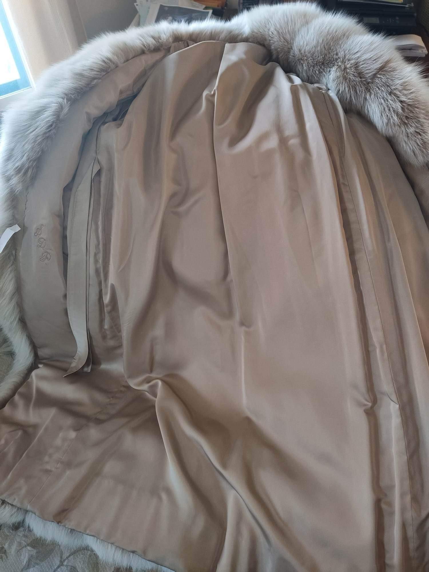 Brand new lightweight saga fox fur coat size 8 For Sale 13
