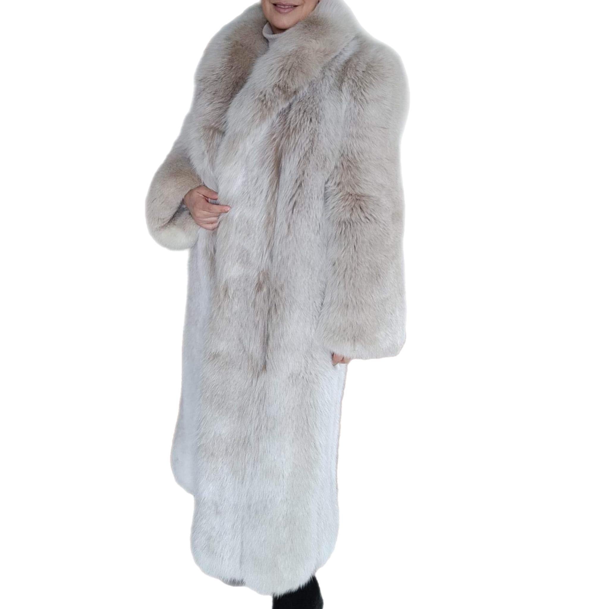 Brand new lightweight saga fox fur coat size 8 In New Condition For Sale In Montreal, Quebec