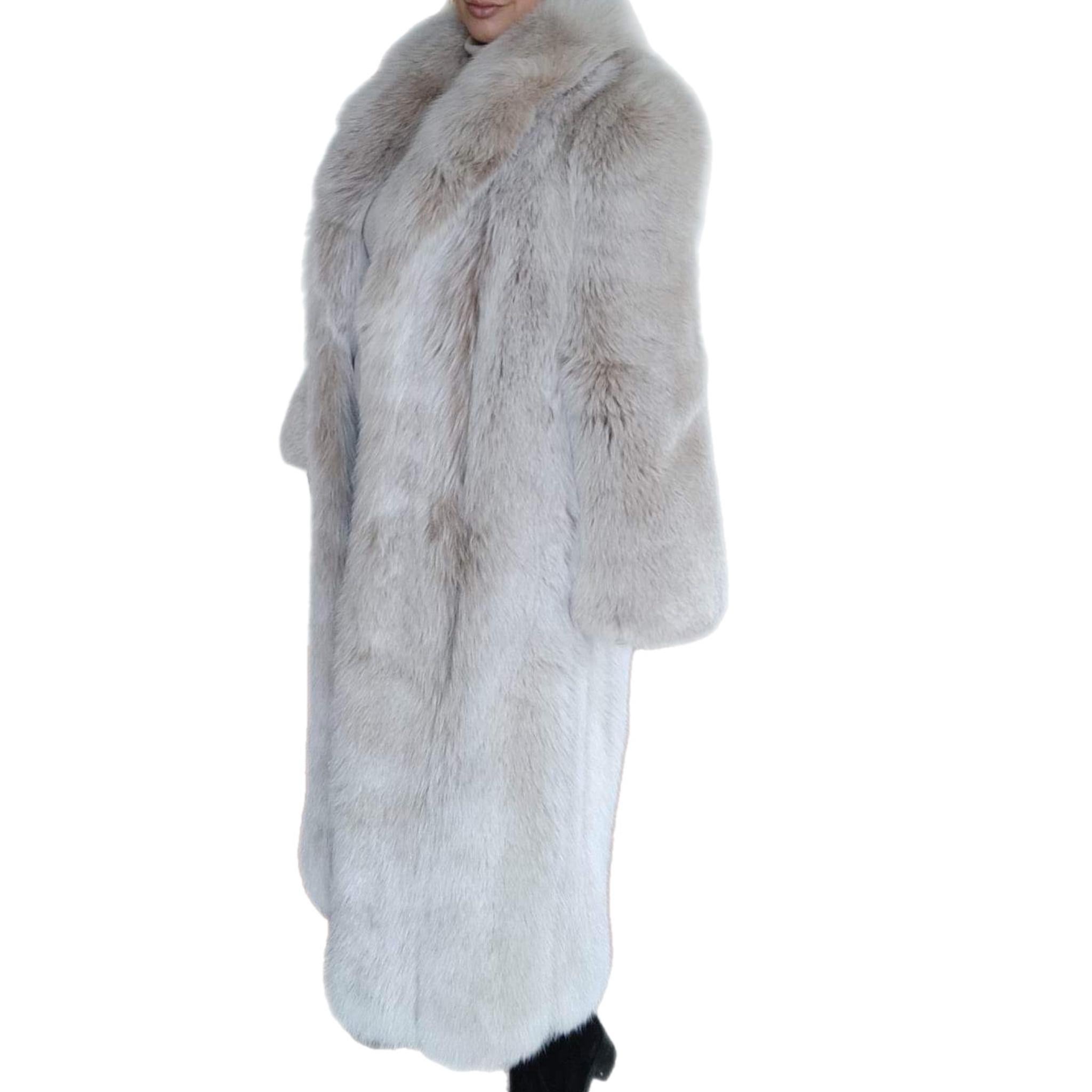 Women's Brand new lightweight saga fox fur coat size 8 For Sale