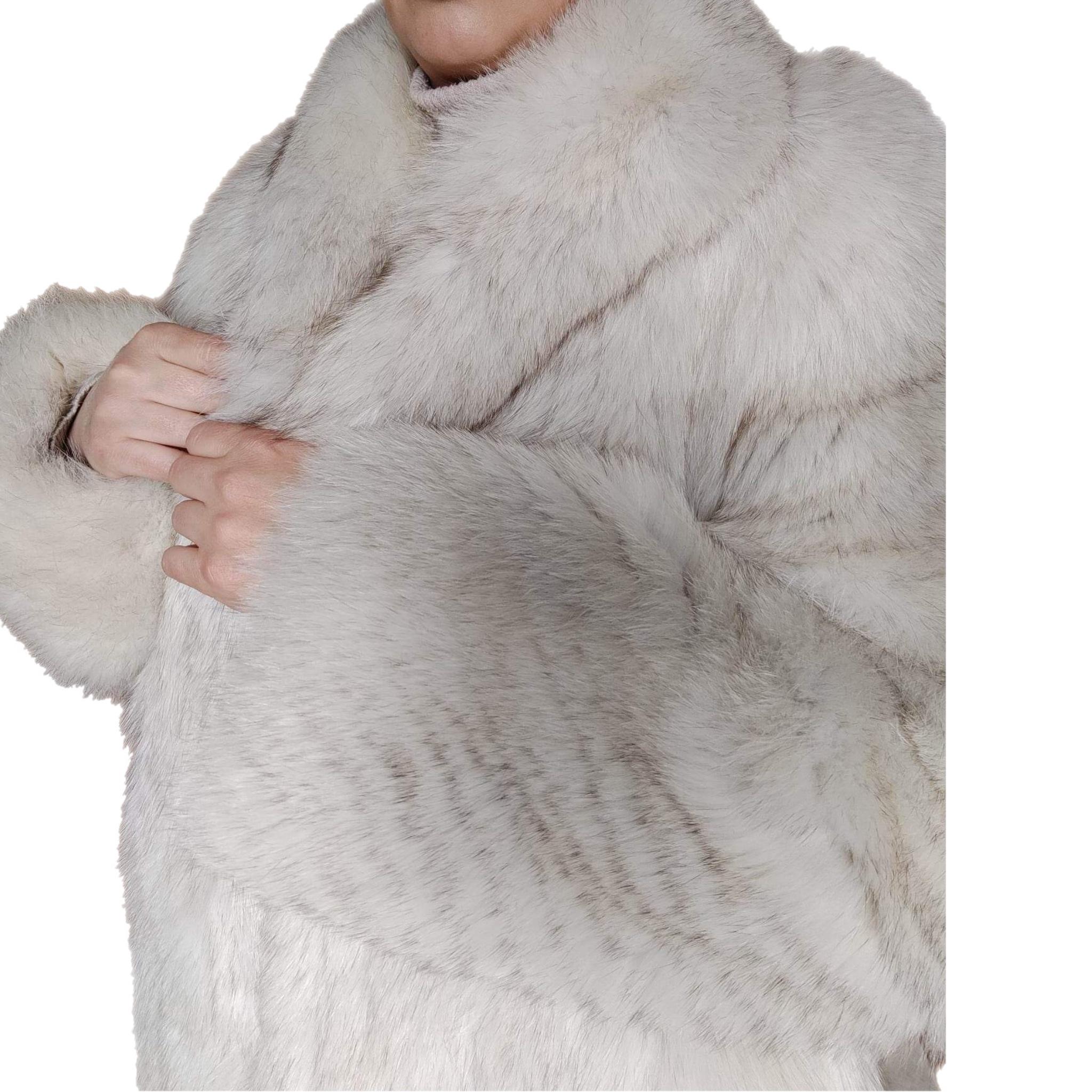 Brand new lightweight saga fox fur coat size 8  2