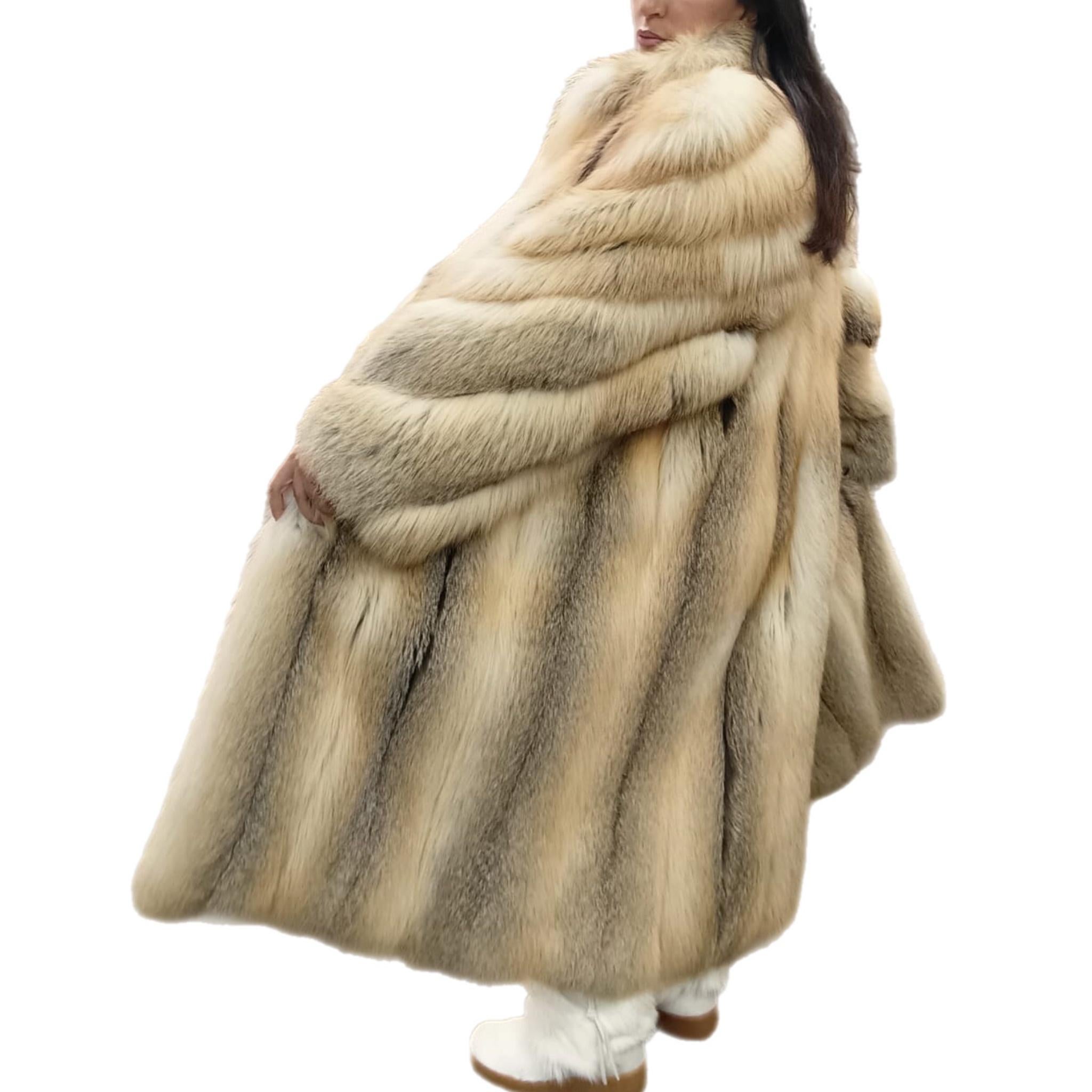 Brand new lightweight saga Island fox fur coat size 12 L For Sale 7