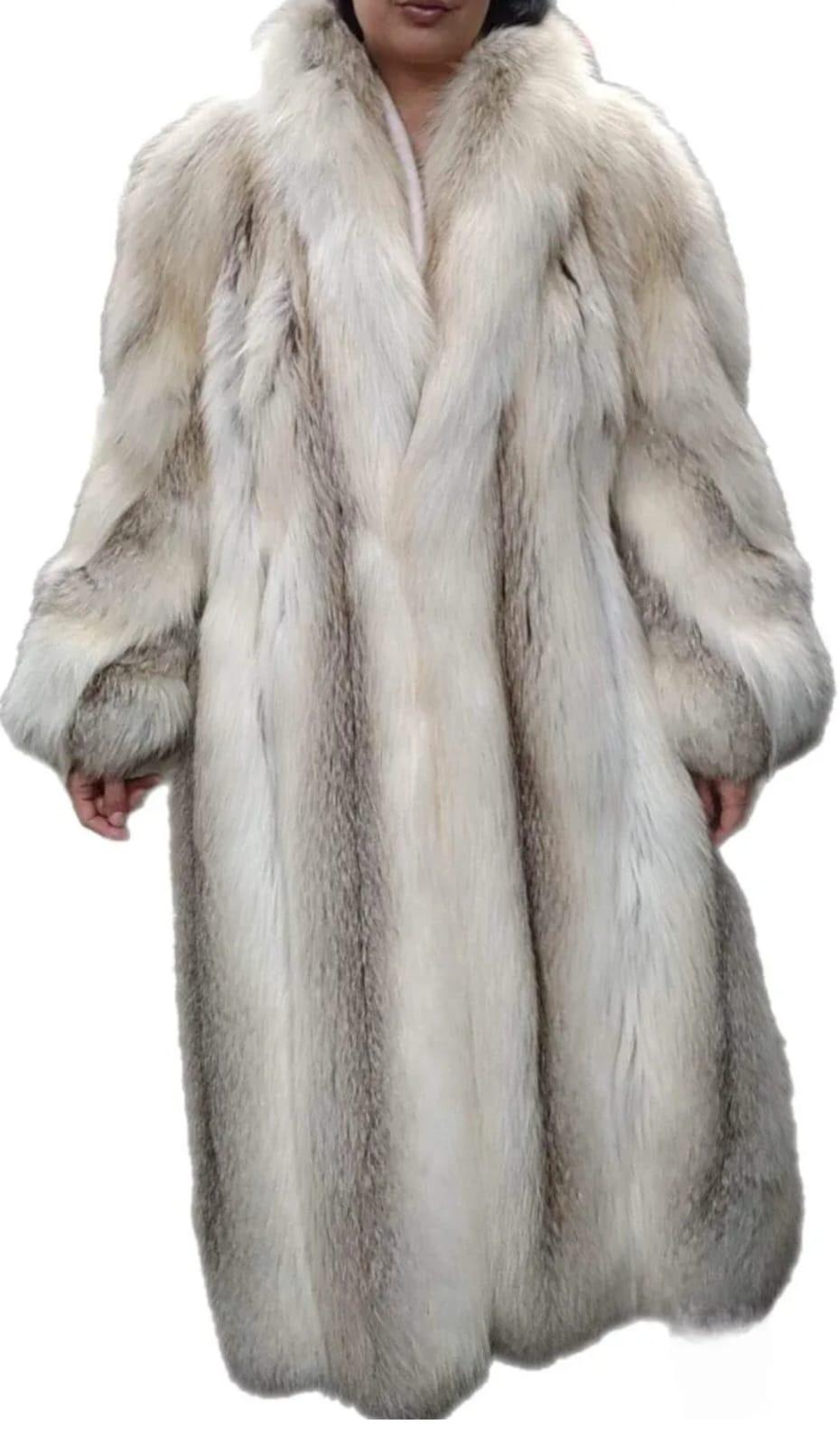 Brand new lightweight saga Island fox fur coat size 12 L In New Condition For Sale In Montreal, Quebec