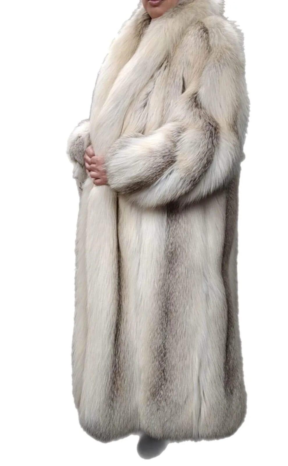 Women's Brand new lightweight saga Island fox fur coat size 12 L For Sale