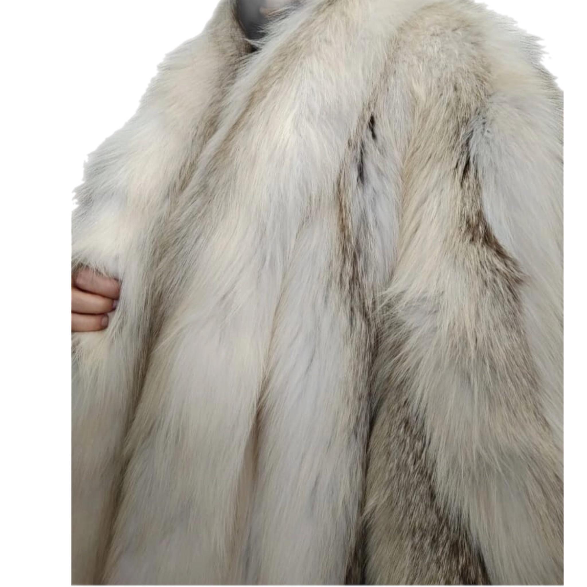 Brand new lightweight saga Island fox fur coat size 12 L For Sale 3
