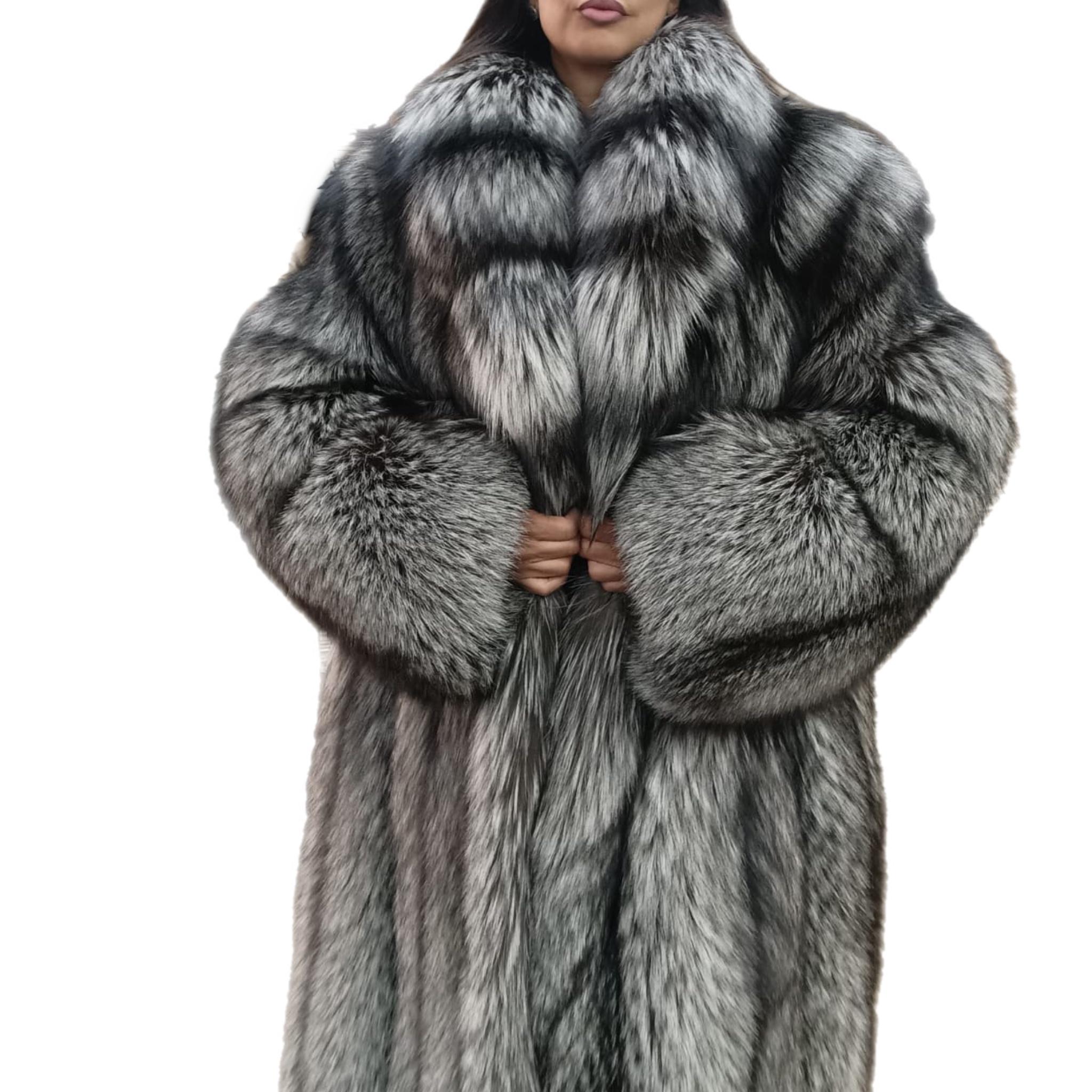 Manteau léger saga en fourrure de renard argenté, neuf, taille 18 L Neuf - En vente à Montreal, Quebec