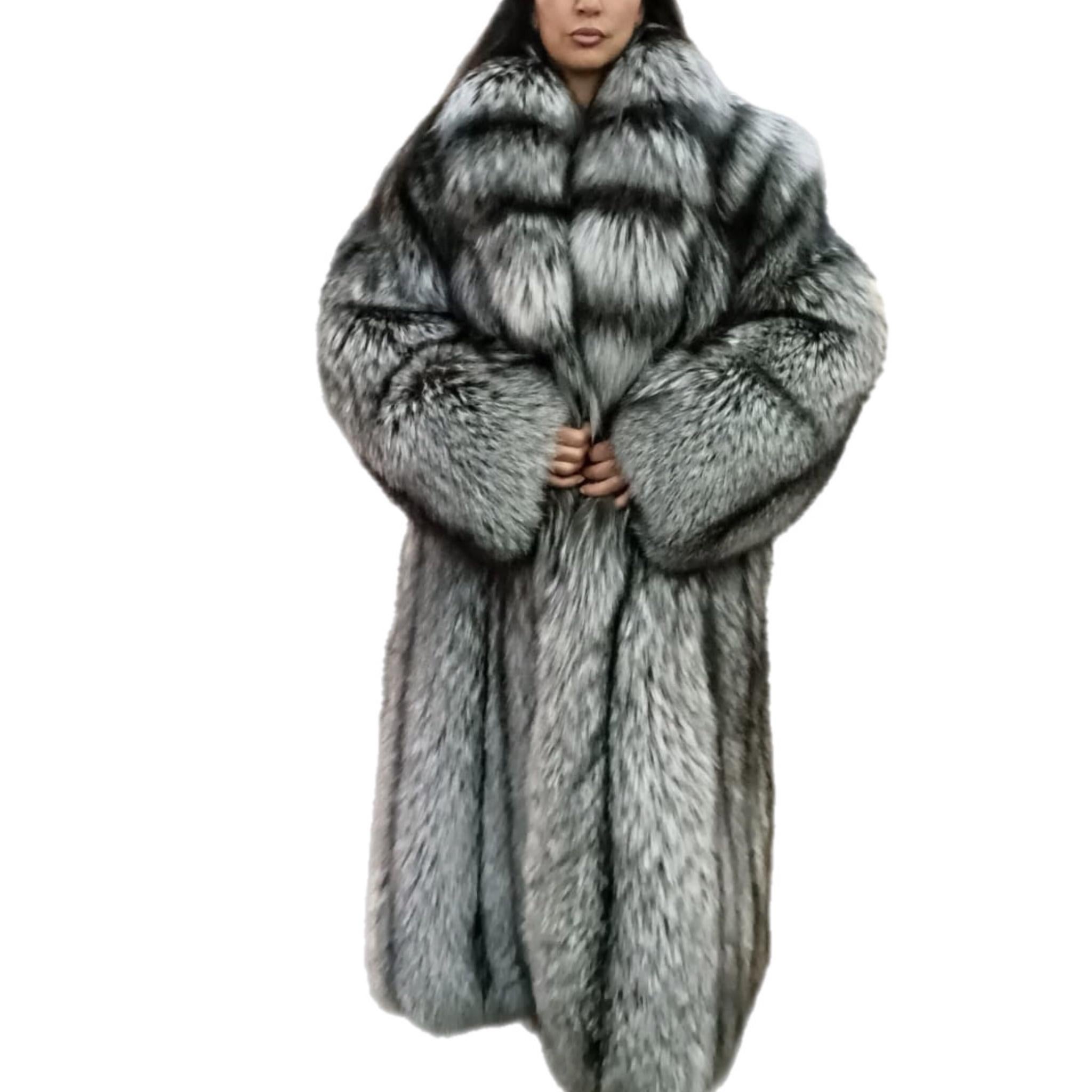 Women's Brand new lightweight saga silver fox fur coat size 18 L For Sale