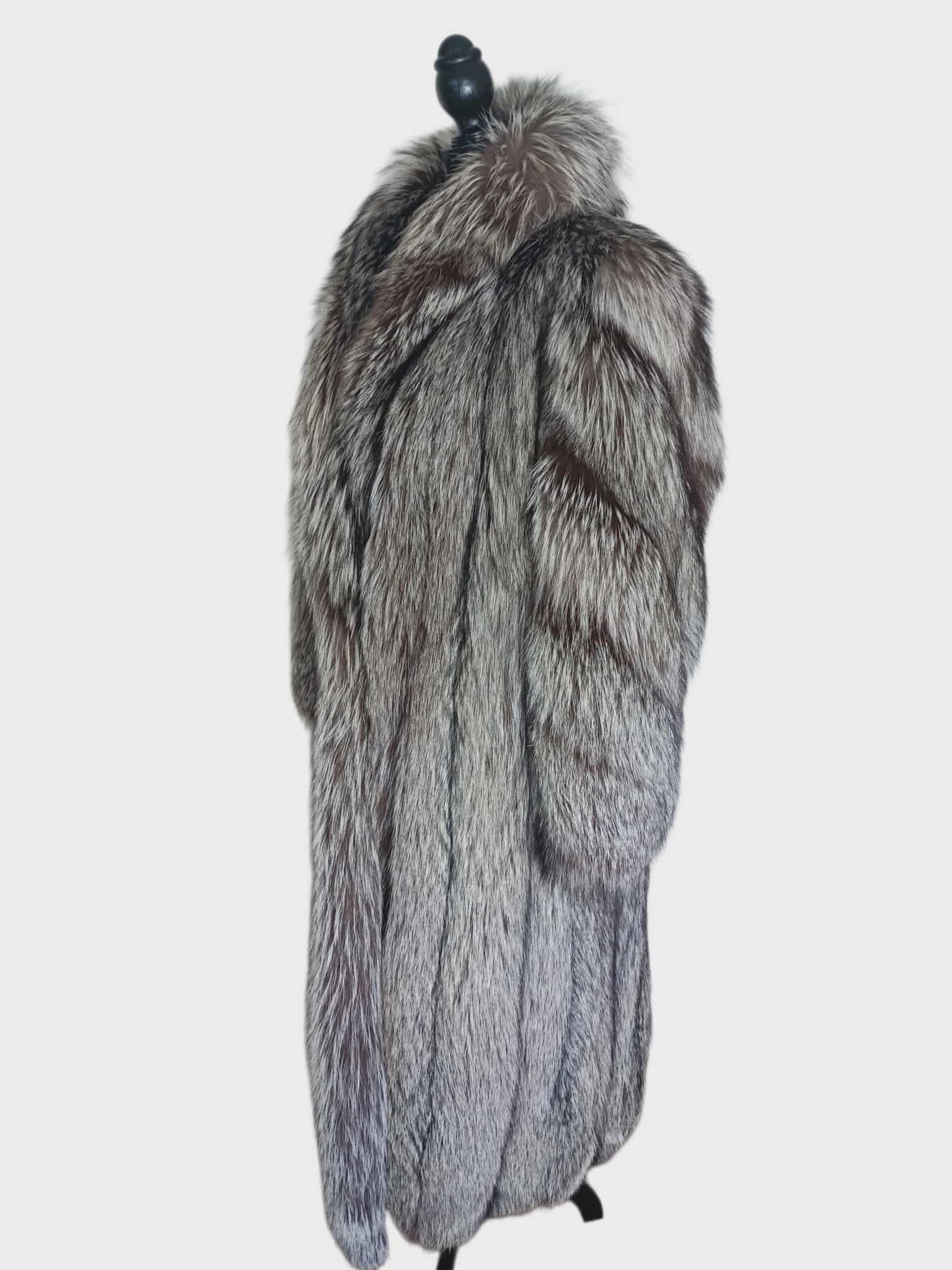 Nuovo cappotto in pelliccia di volpe argentata Saga Furs taglia 6/S in vendita 2