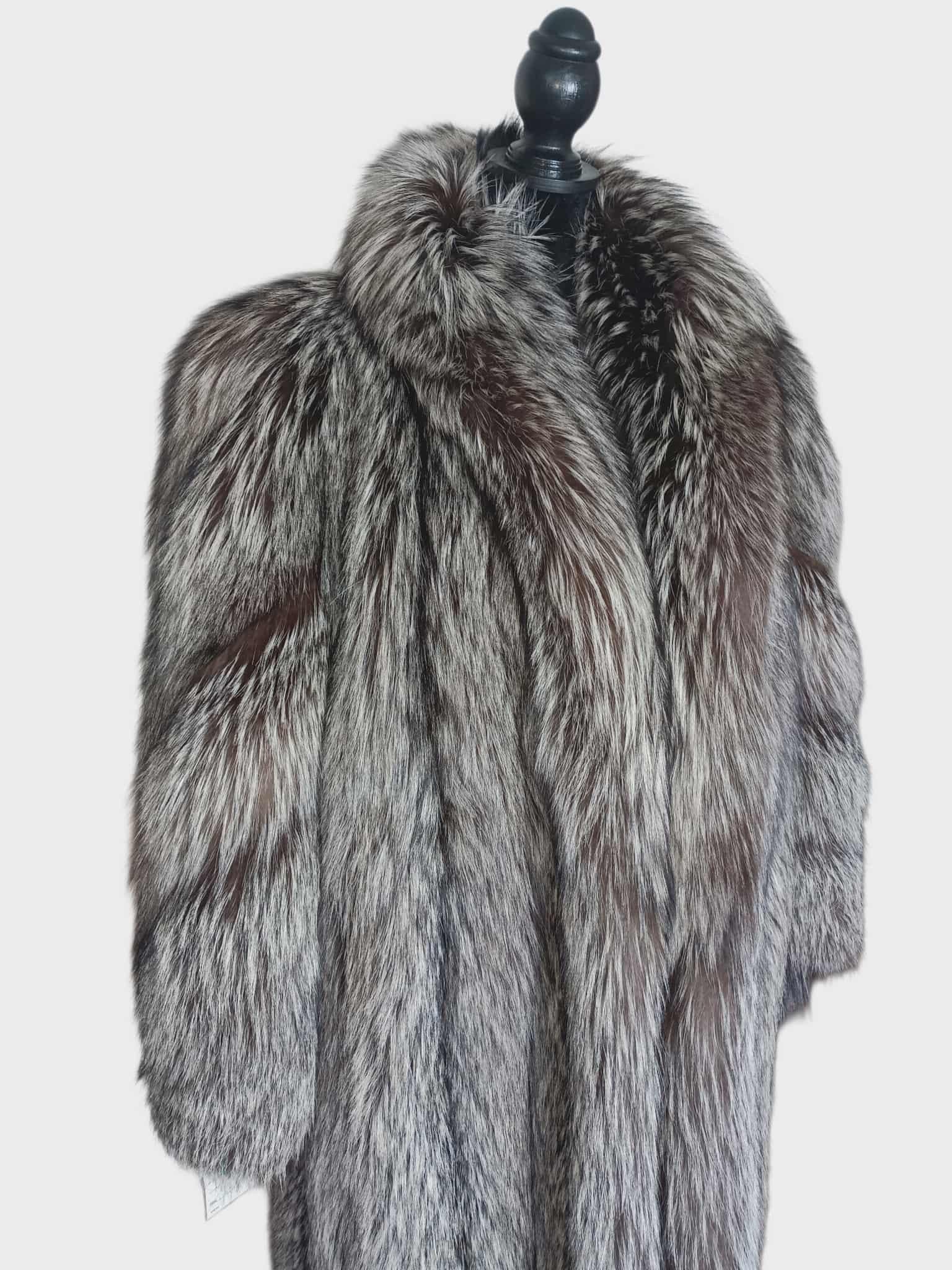 Nuovo cappotto in pelliccia di volpe argentata Saga Furs taglia 6/S in vendita 3