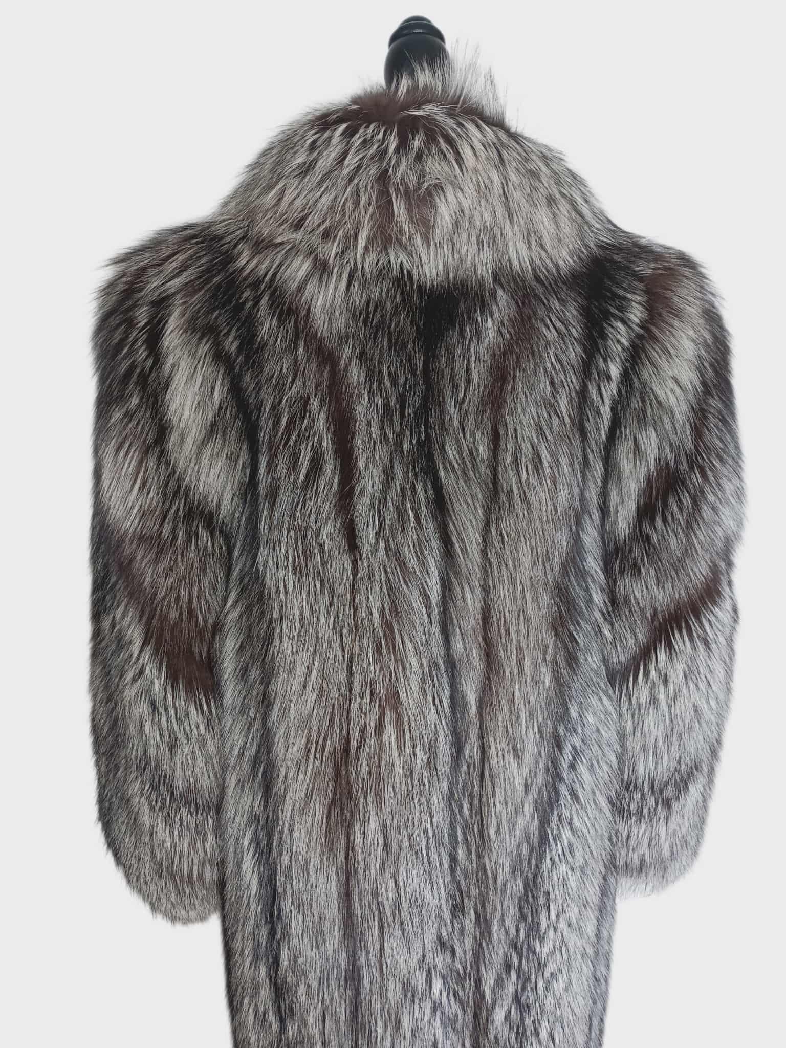 Nuovo cappotto in pelliccia di volpe argentata Saga Furs taglia 6/S in vendita 7
