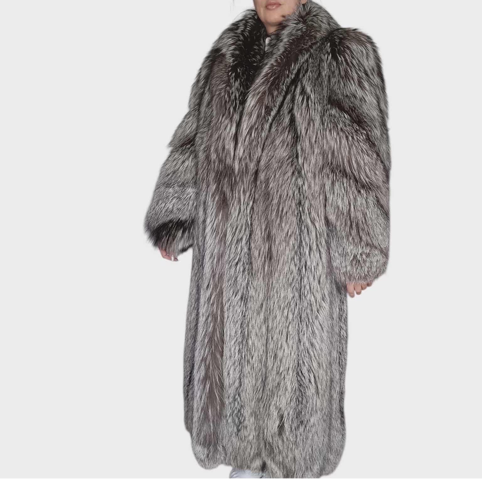 DESCRIZIONE : Nuovissimo cappotto leggero in pelliccia di volpe argentata Saga Fox taglia 6/S

Raro cappotto vintage di volpe argentata nuovo di zecca. Colletto sartoriale, maniche doleman, pelli morbide, bella pelliccia fresca, chiusure tedesche