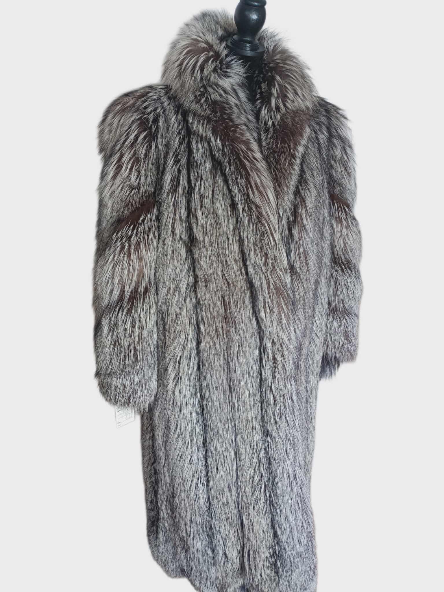 Nuovo cappotto in pelliccia di volpe argentata Saga Furs taglia 6/S In condizioni Nuovo in vendita a Montreal, Quebec