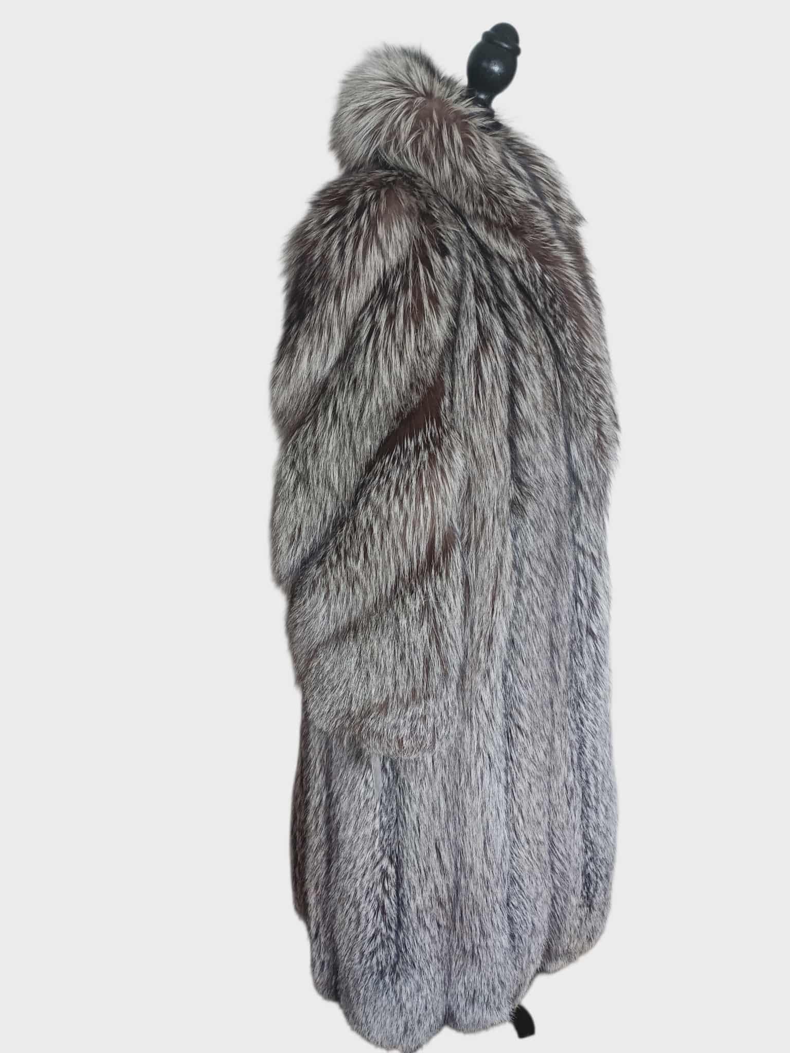 Donna Nuovo cappotto in pelliccia di volpe argentata Saga Furs taglia 6/S in vendita